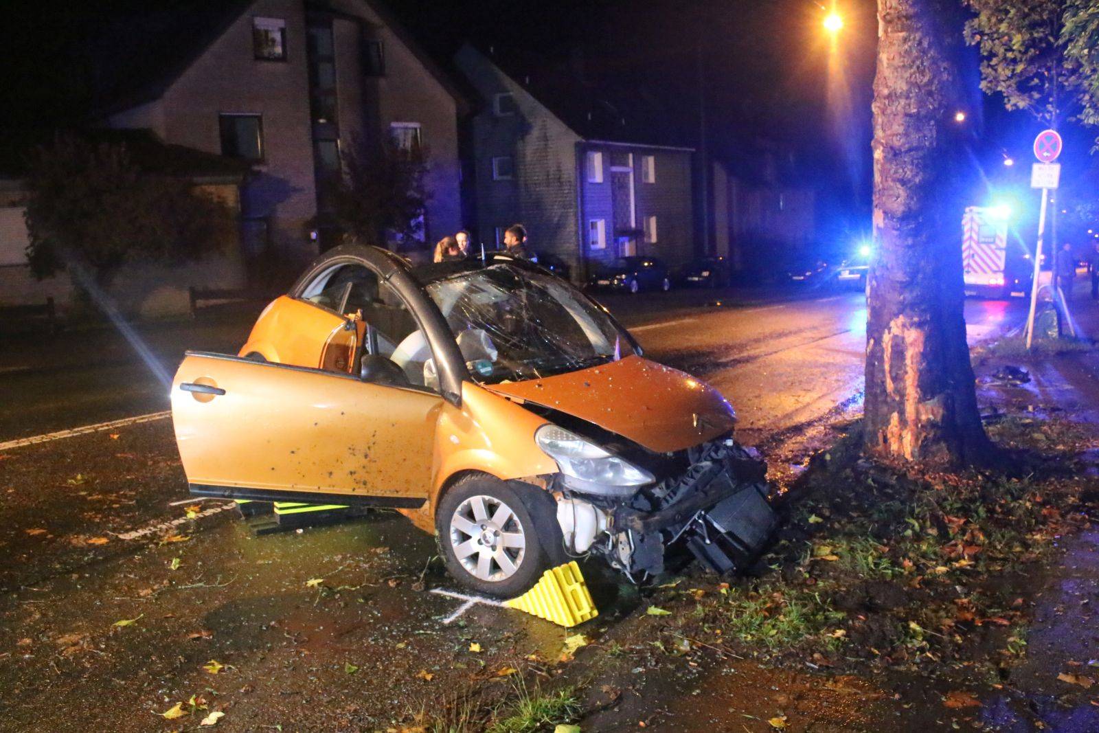 Schwerer Verkehrsunfall: Auto kracht gegen Baum