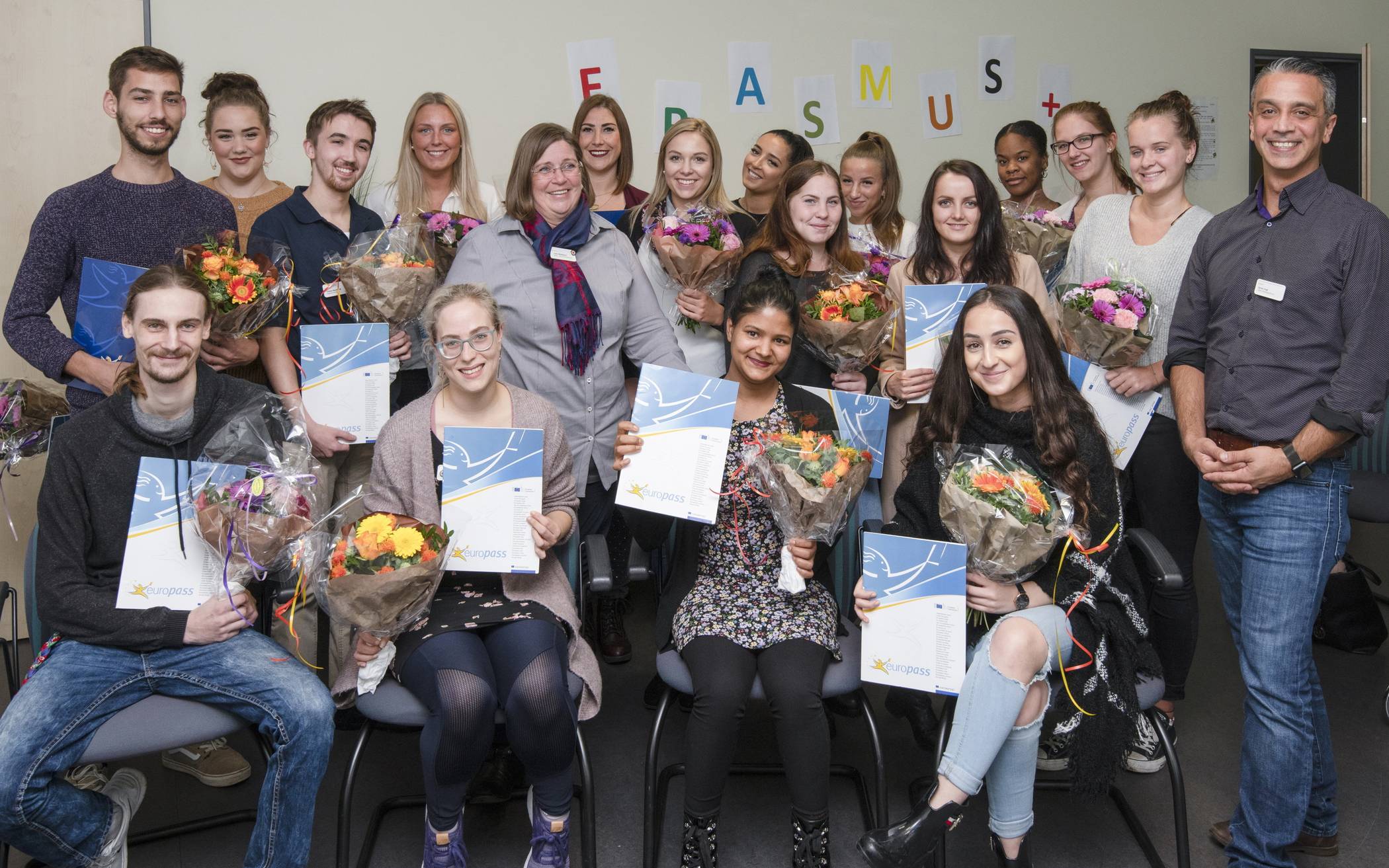  Die Absolventen des „ERASMUS +“-Projektes nahmen von Pflegepädagogin Jutta Middeldorf und Goran Vogt (Leiter des Bildungszentrums) die Teilnahme-Zertifikate entgegen. 