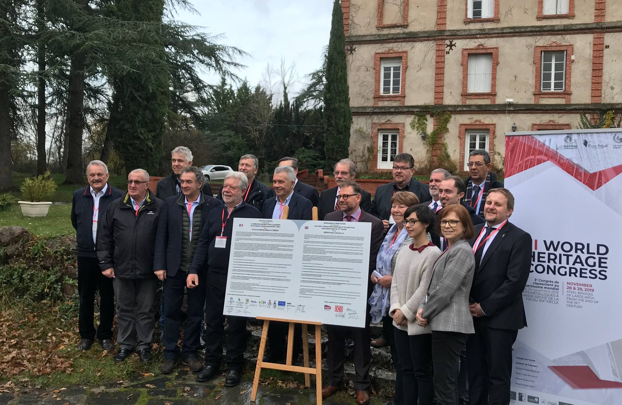  Die Kongressgruppe mit dem "Memorandum of Unterstanding" zur gemeinsamen Welterbe-Bewerbung, das beim Kongress am Freitagabend auch die Französiche Bahn (SNCF) unterzeichnet. 