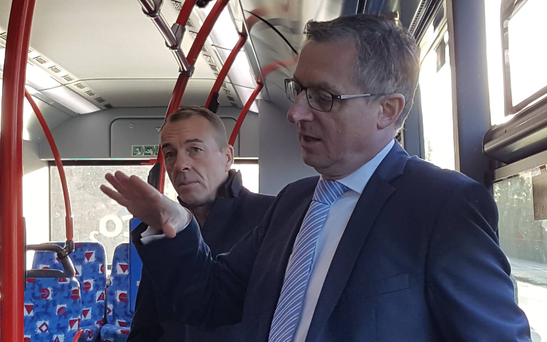  Technik-Leiter Andreas Meyer (links) und Verkehrs-Chef Ulrich Jaeger (rechts) von den Stadtwerken bei der Pressetestfahrt im neuen Wasserstoff-Bus.  