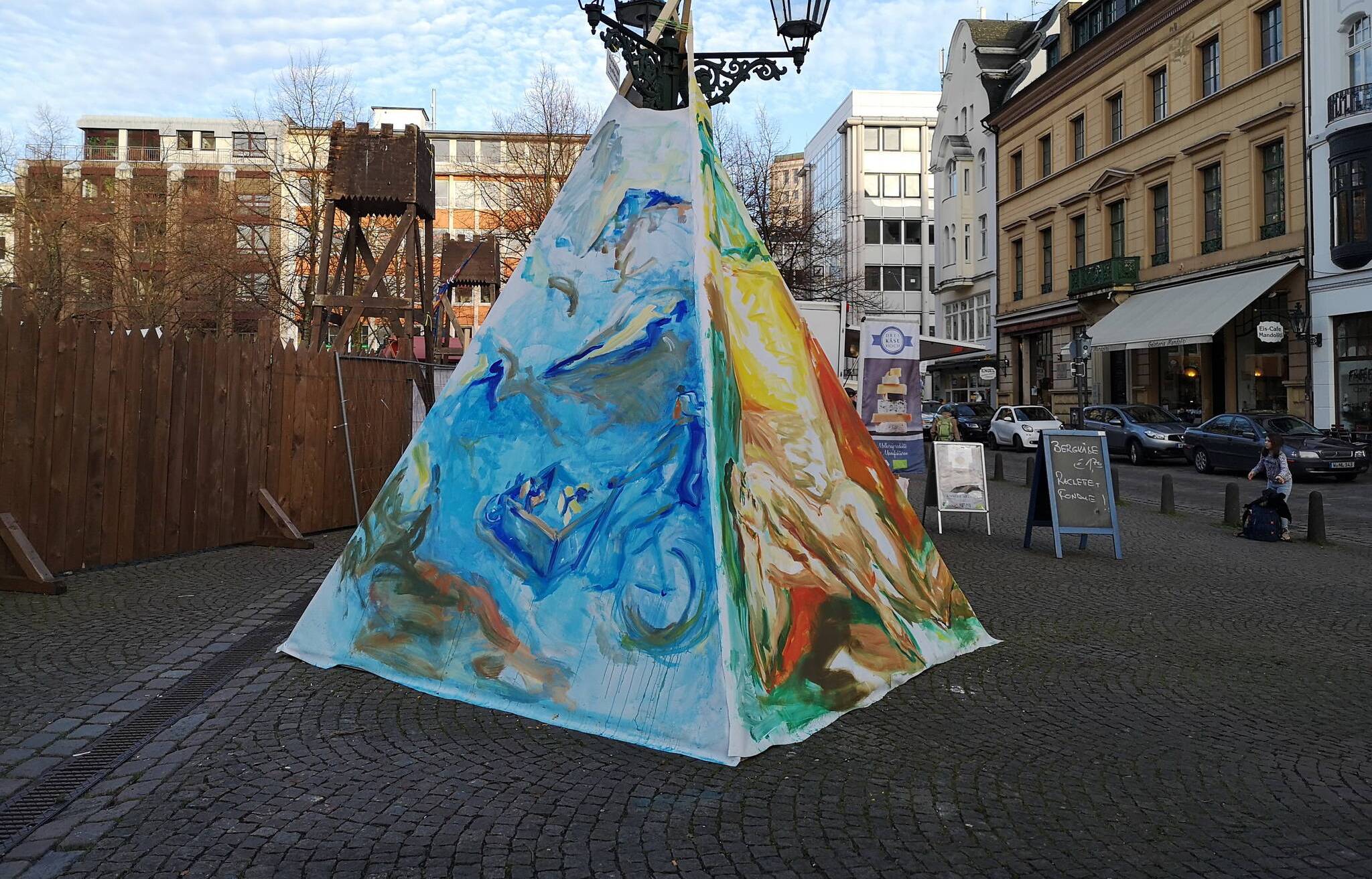  Die von der Wuppertaler Künstlerin Annette Marks gestaltete Advents-Krippe auf dem Laurentiusplatz.  