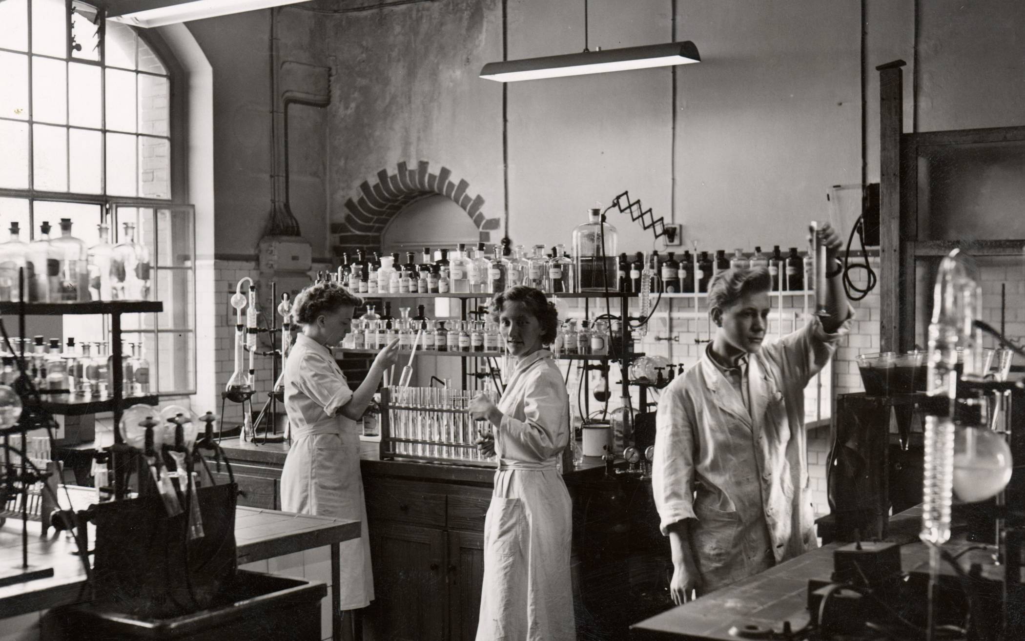 Blick in ein Labor des Wupperverbandes im Jahr 1953.