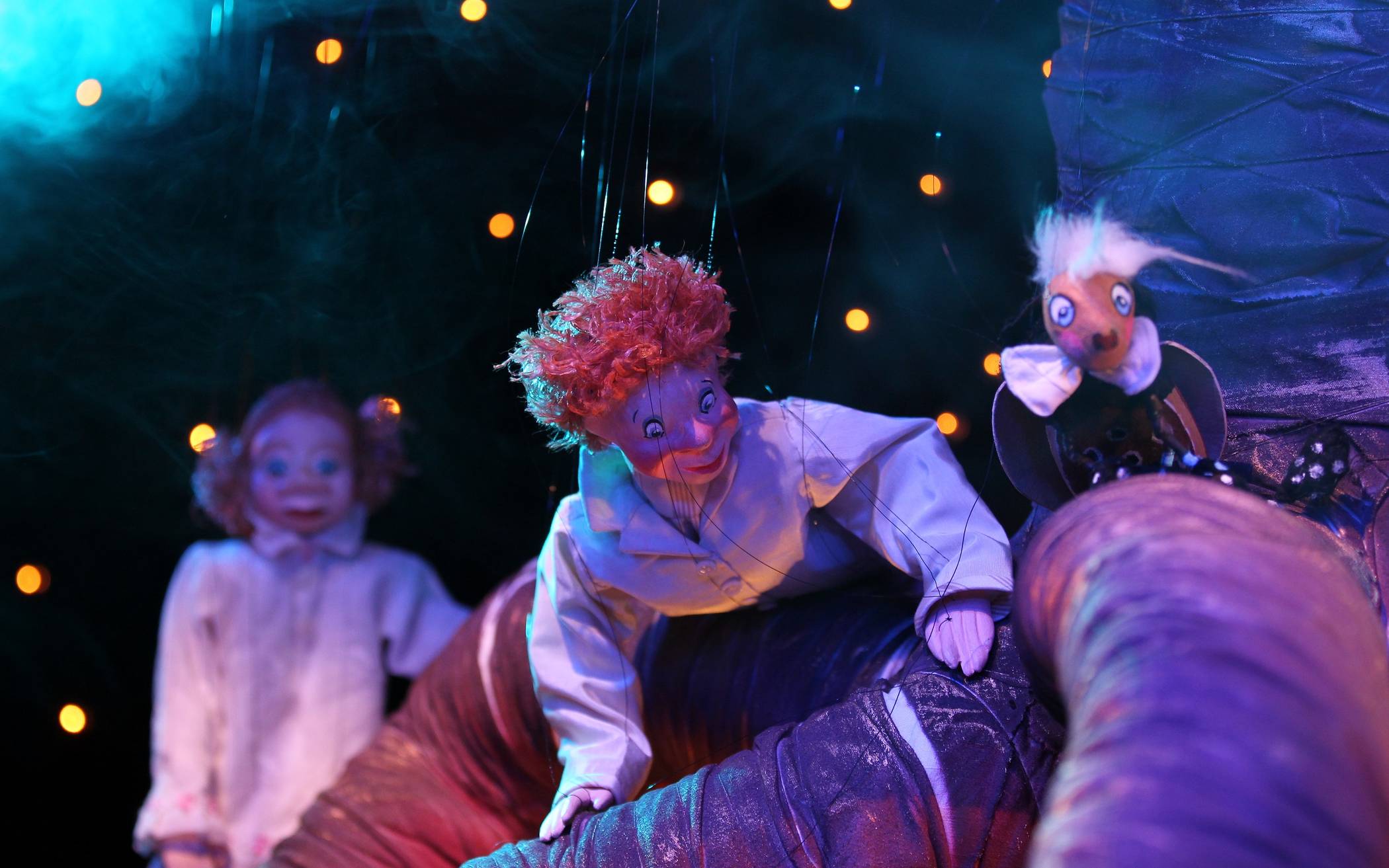  Eine Szene aus „Peterchens Mondfahrt“, ab sofort zu sehen in Müllers Marionettentheater.  