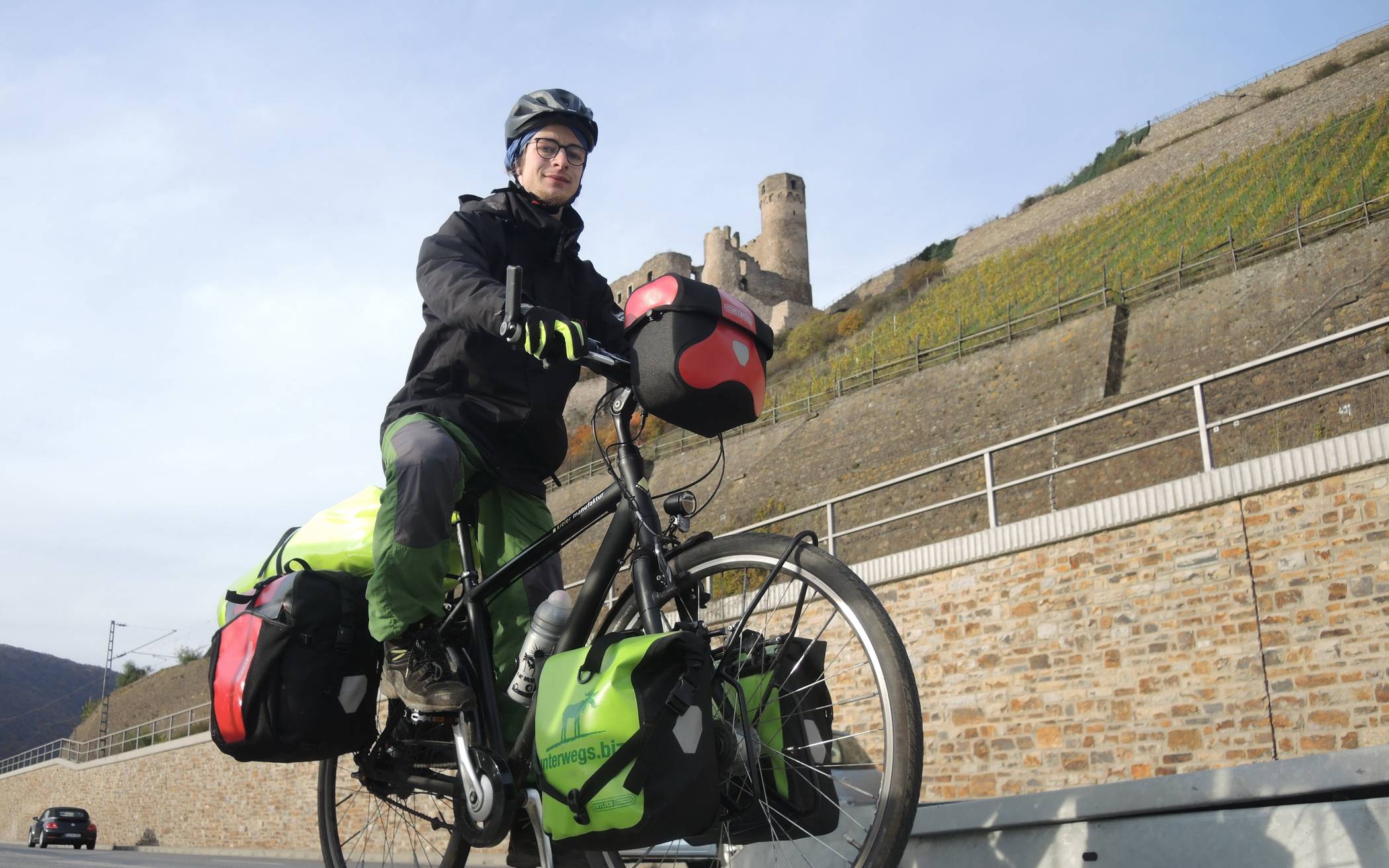  Linus Riedel mit dem Fahrrad am Rhein in der Nähe von Bingen. Bis nach Afrika hat er noch einen weiten Weg vor sich. 