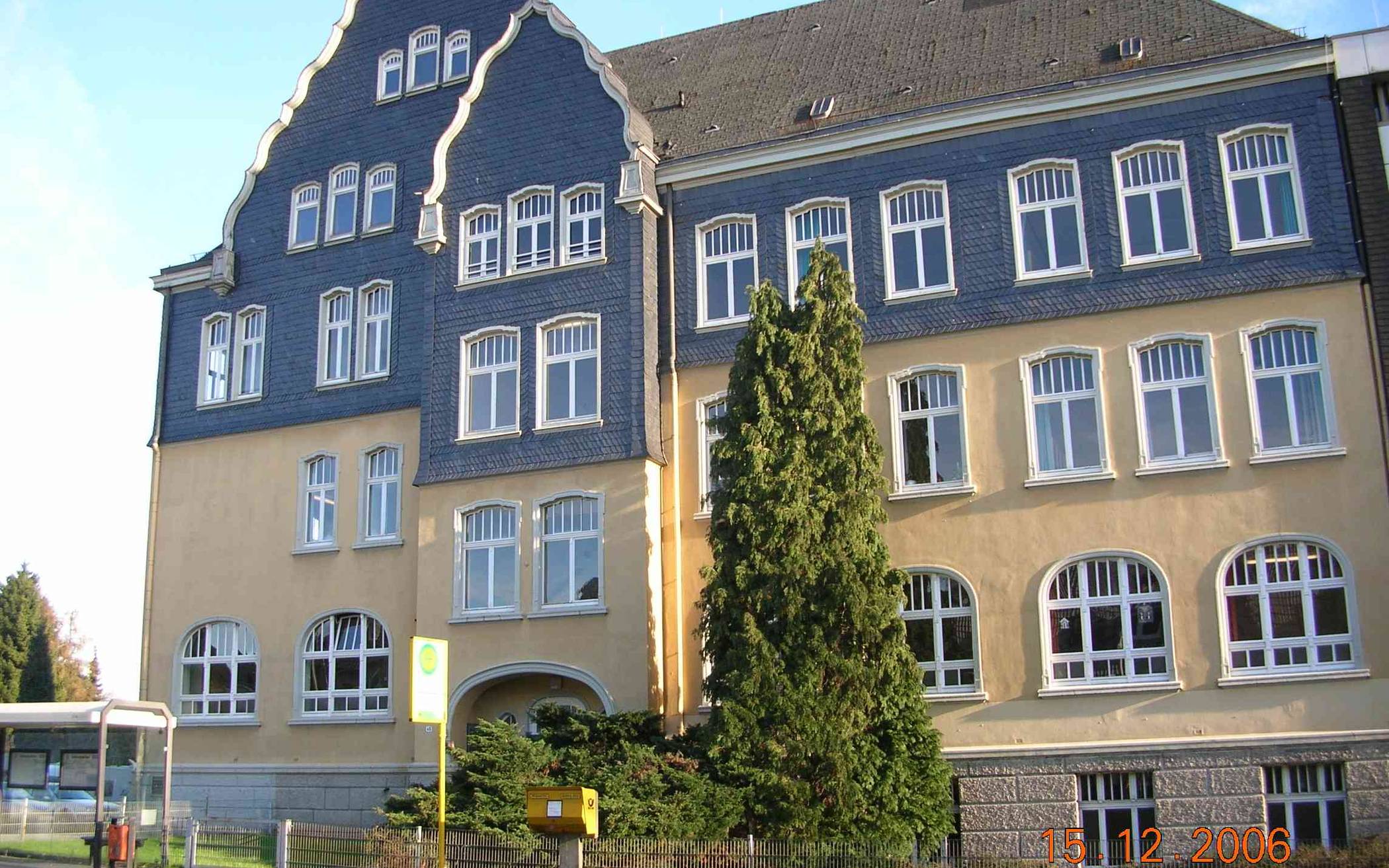  Das Foto stammt von 2006 und zeigt das denkmalgeschützte Schulgebäude.   