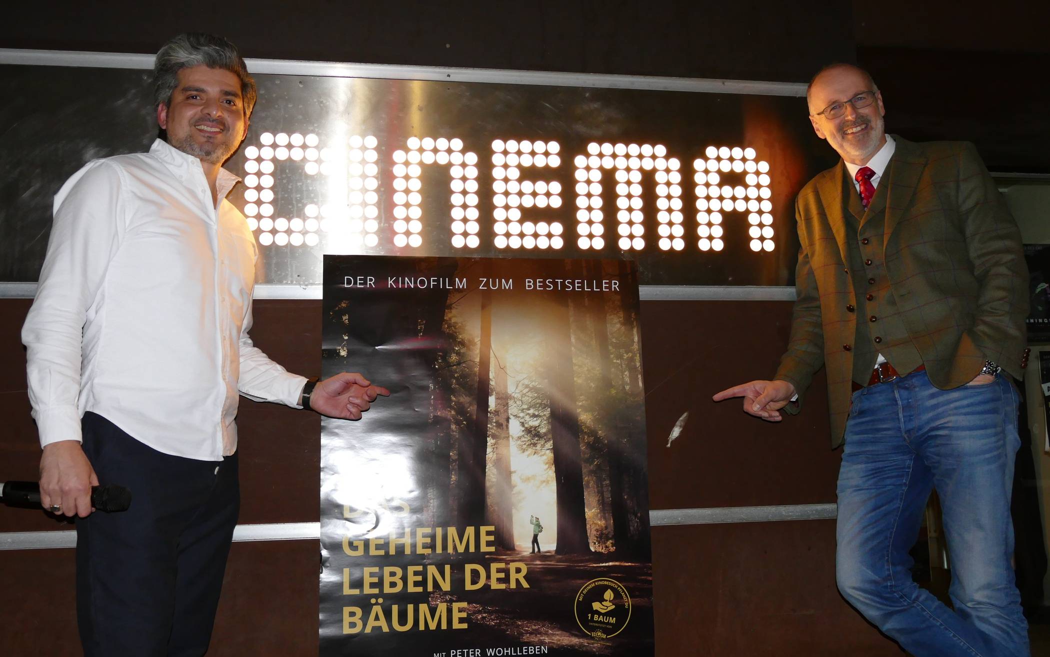  Mustafa El Mesoaudi (links) und Peter Wohlleben bei der Cinema-Premiere. 