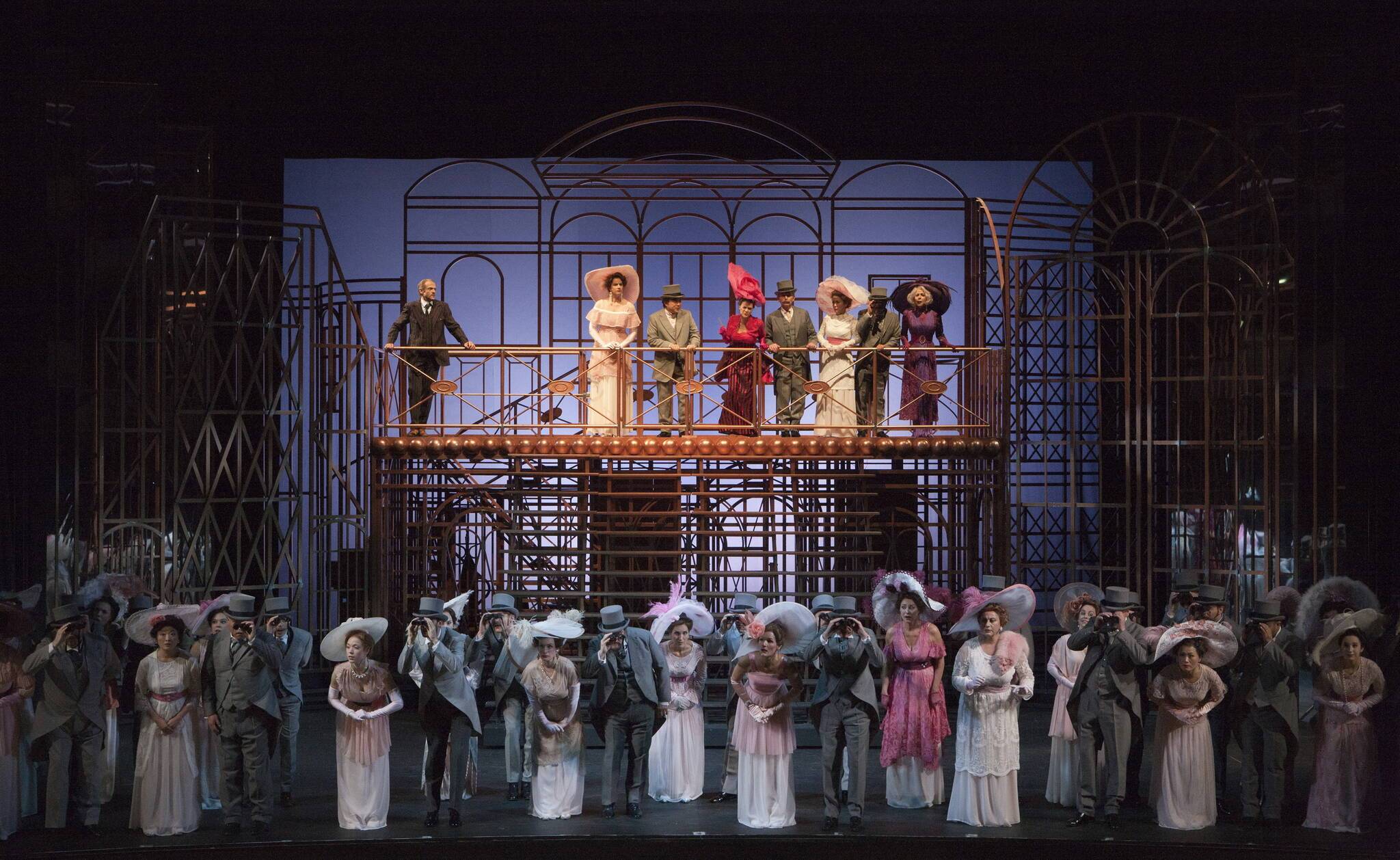  Bei „My Fair Lady“ ist viel los auf der Opernhaus-Bühne. 