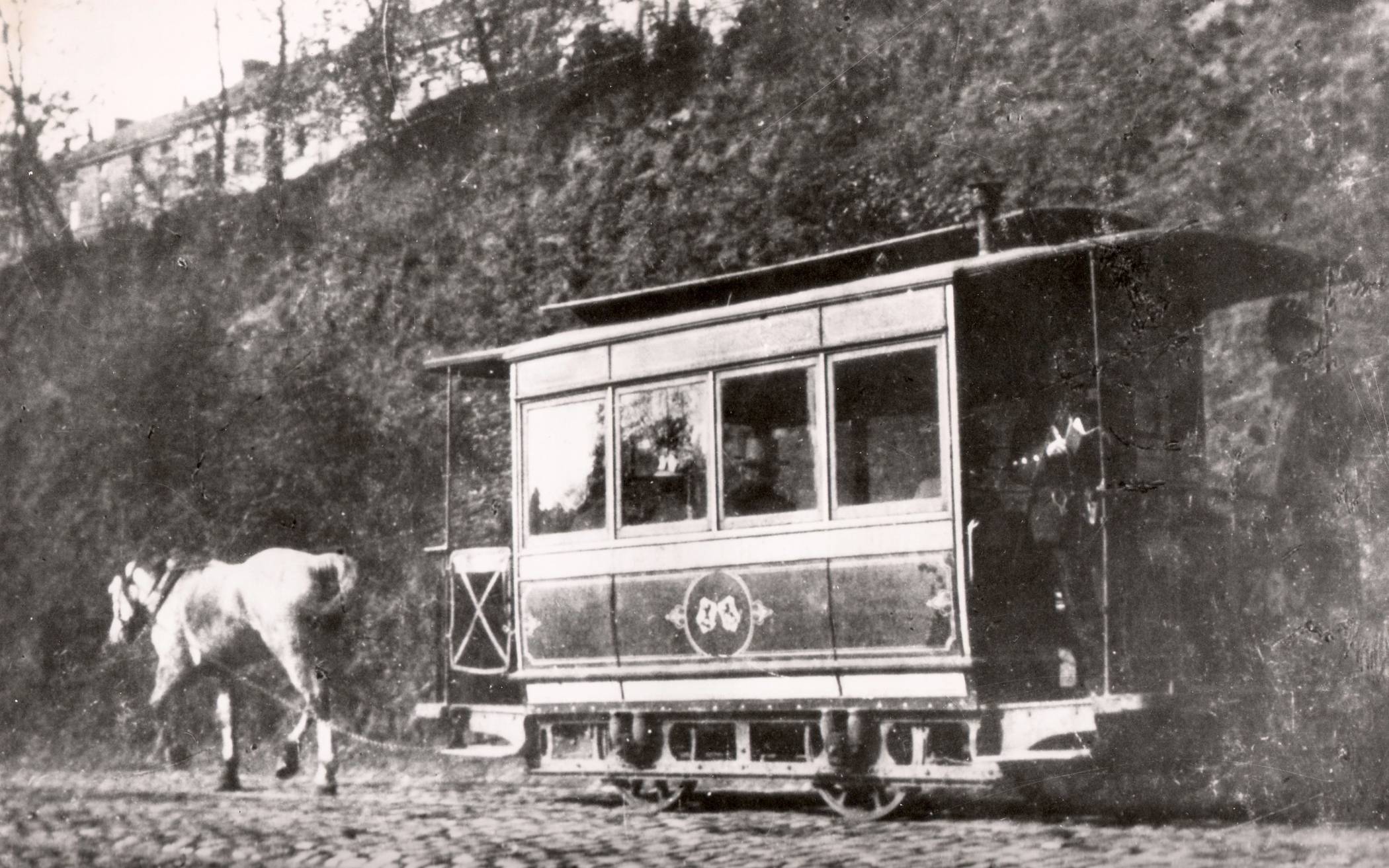  Das waren noch Zeiten: Die „Päädsbahn“ auf ihrem weg von der Schwarzbach nach Westende am Landgericht. 