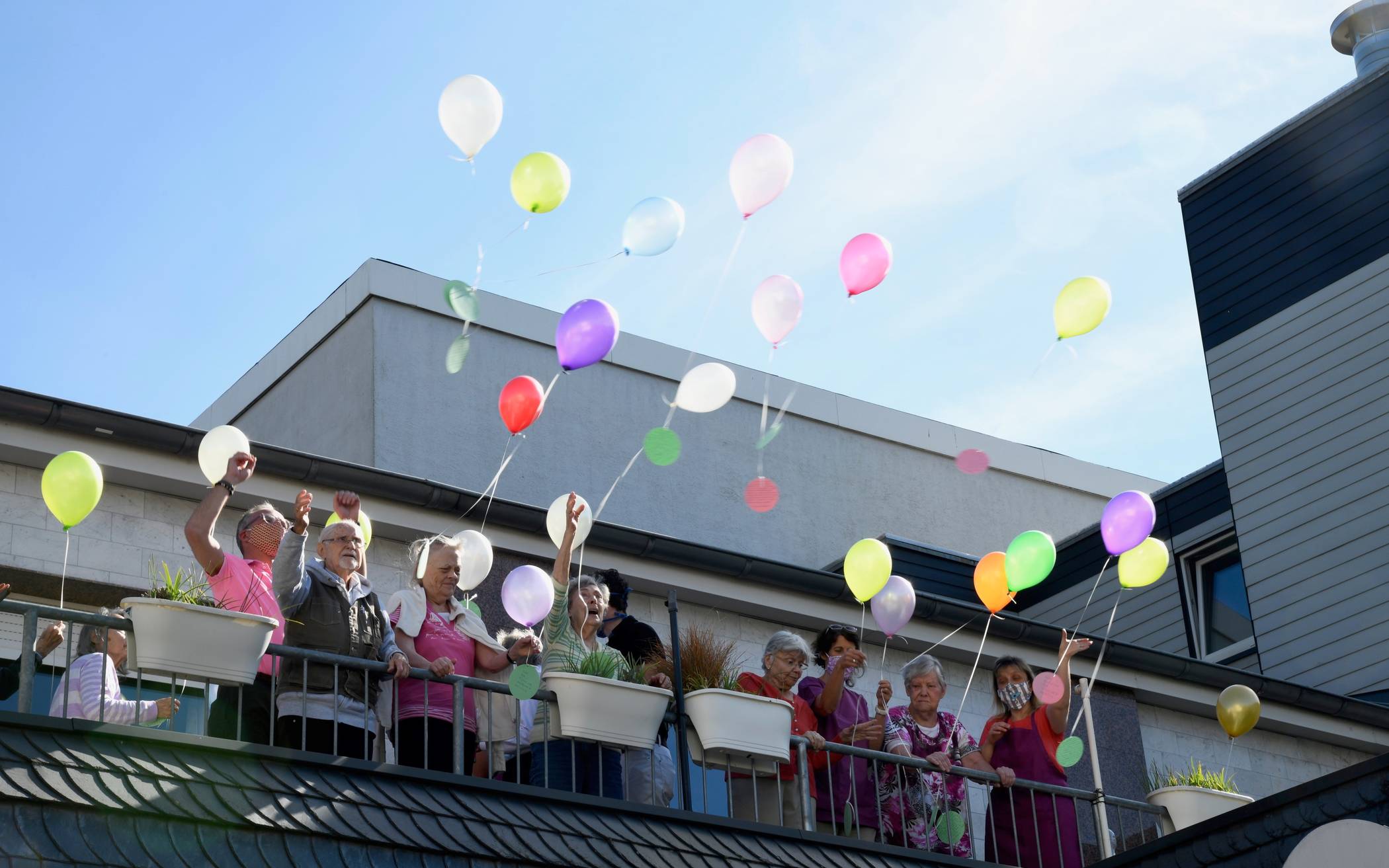  Bei bestem Wetter ließen die Wohngemeinschaften die Ballons in die Luft. 