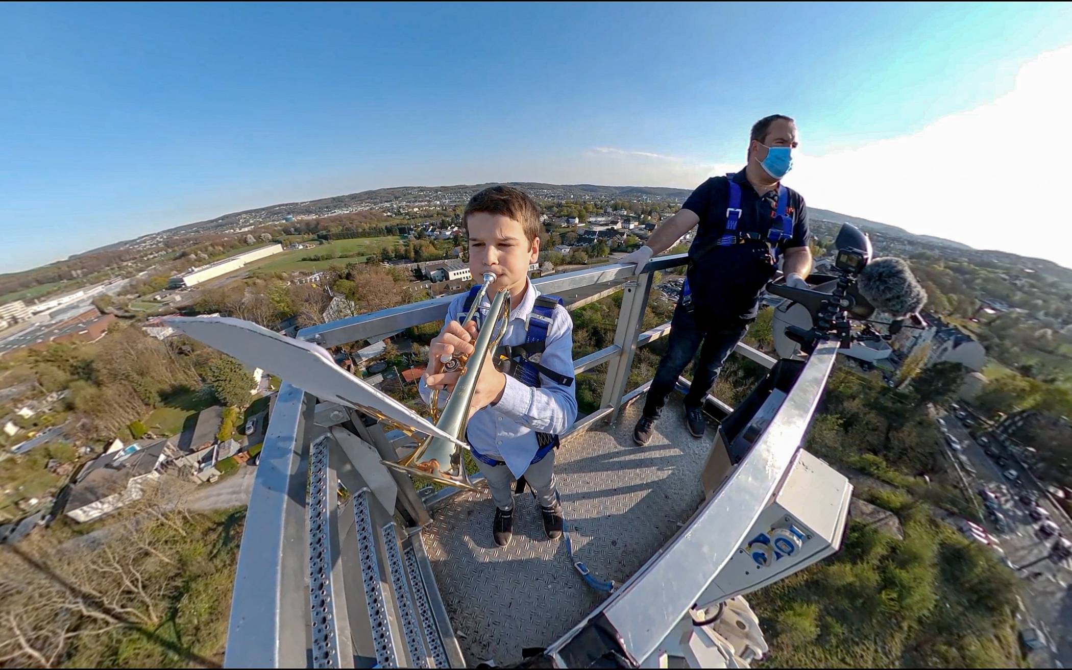  Hoch über den Dächern Nächstebrecks spielte Manuel Kehde (13) Ostersamstag die Europahymne. 