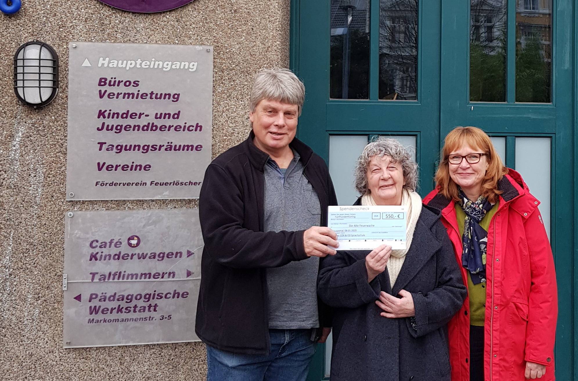  Linda Cox, Geschäftsführerin und pädagogische Leiterin der Sprachschule  Cox &amp; Co (M.) und Susanne Conrad überreichten den Spendenscheck an Joachim Heiß, Leiter der Alten Feuerwache. 