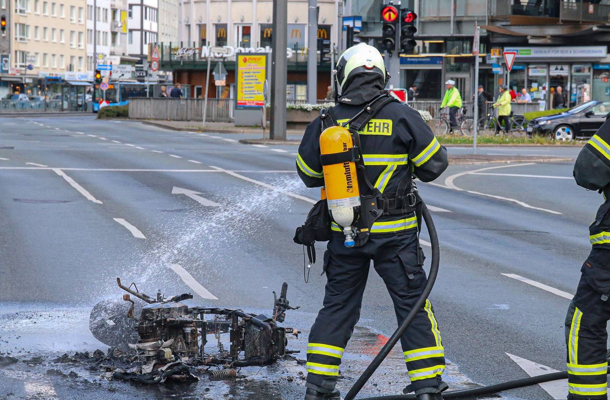 Motorroller gerät in Barmen in Flammen