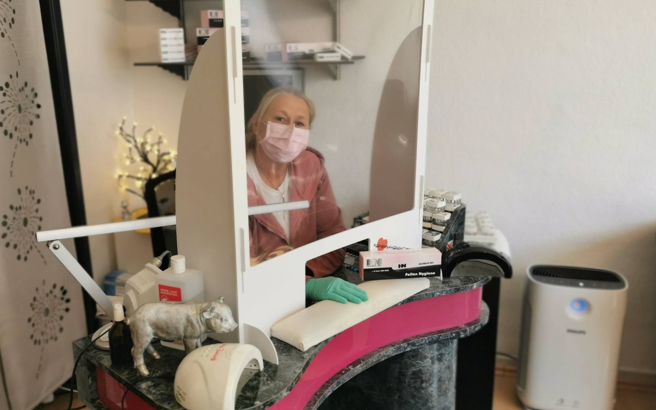  Hygiene-Schutzwand, Gesichtsmaske, Einweghandschuhe und Luftreiniger (rechts unten): Nagelstudio-Betreiberin Barbara Melchior hat aufgerüstet.   