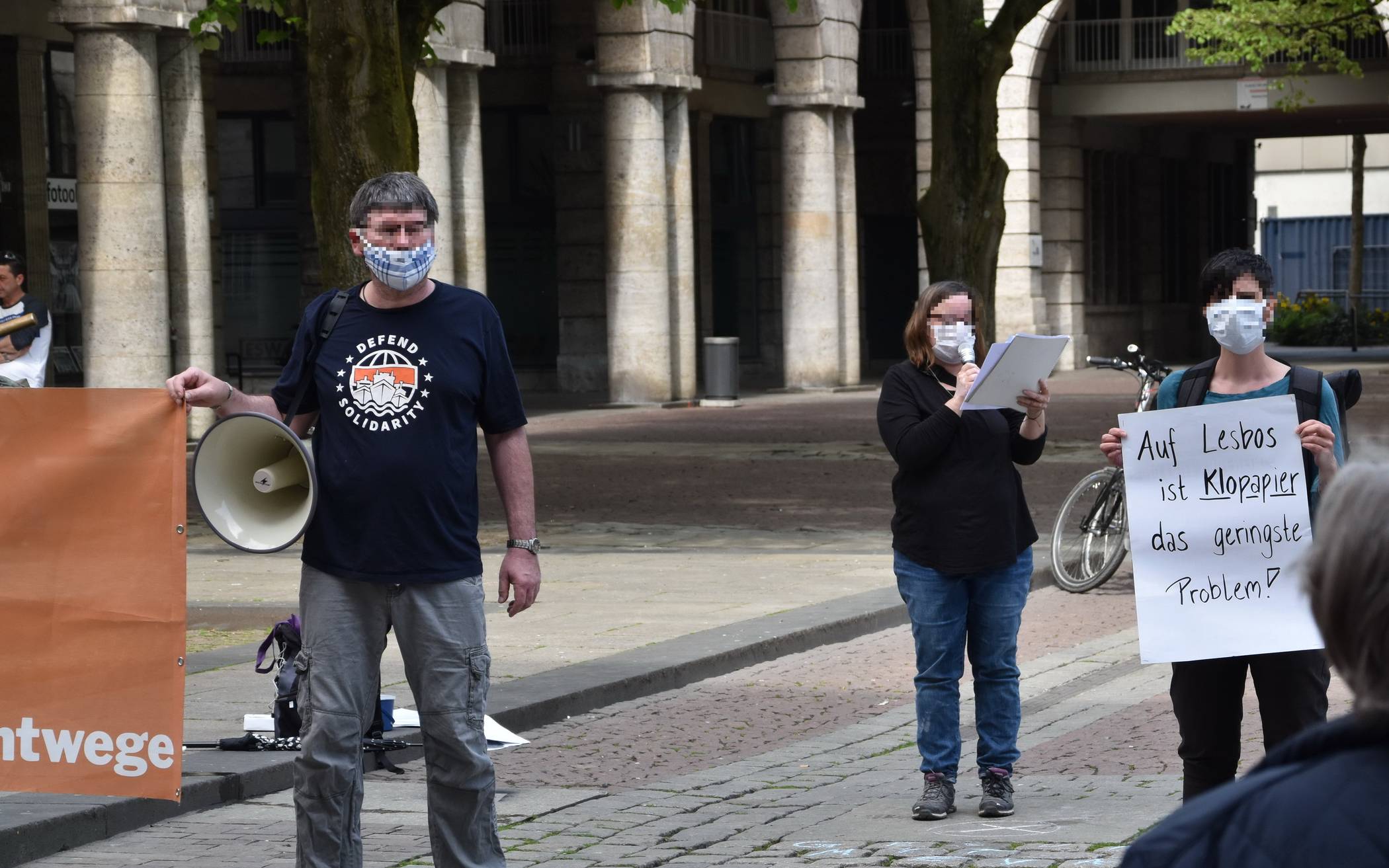  Versammlung der Initiative „Seebrücke“ am vergangenen Samstag vor dem Wuppertaler Rathaus - mit Abstand und Masken. 