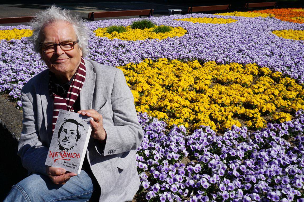 Autor Dirk Walbrecker mit seinem Engels-Buch