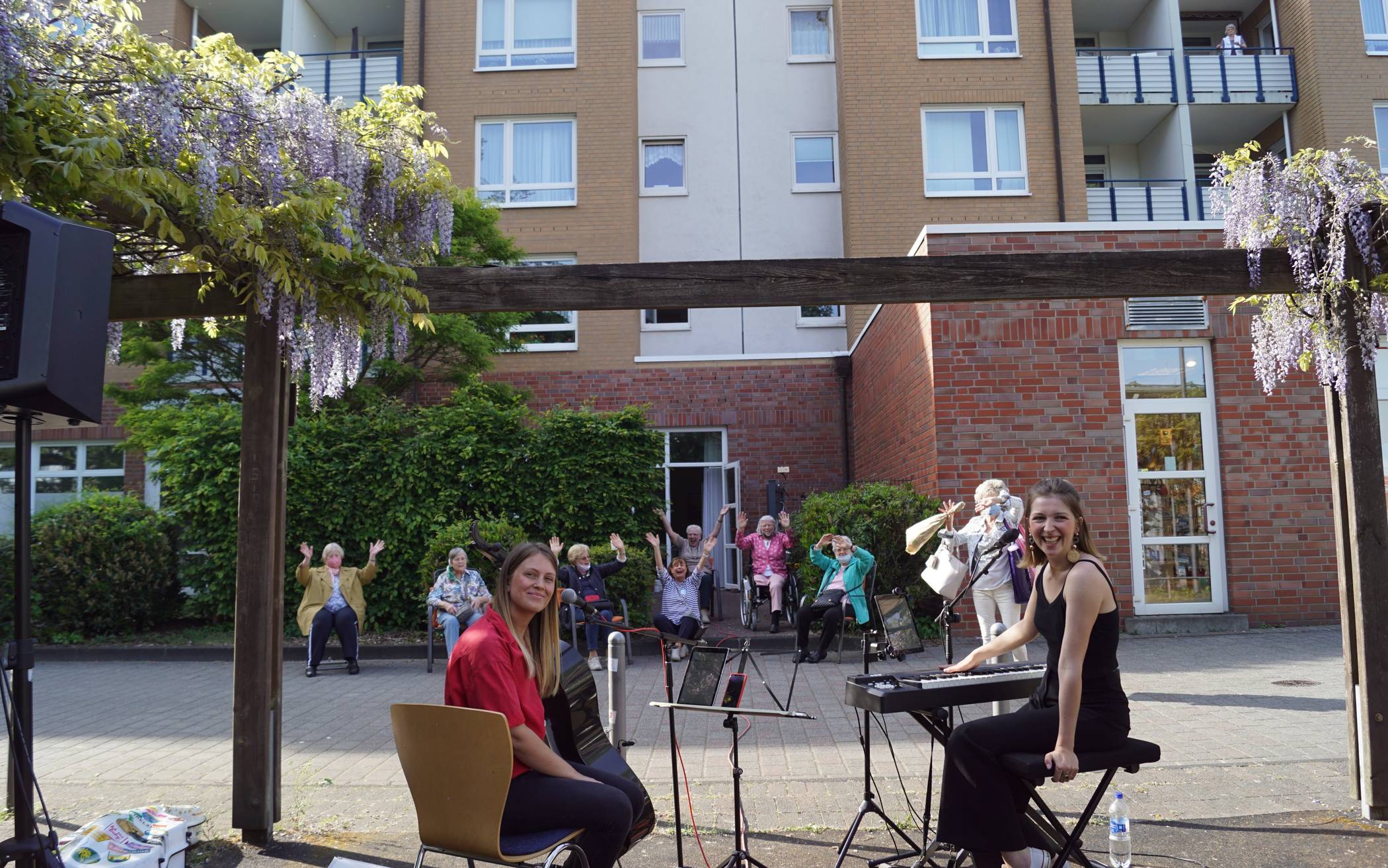  Die Musikerinnen Charlotte Jeschke (li.) und Lea Bergen spielten alte und moderne Pop-Balladen für die Bewohnerinnen und Bewohner der Wohnanlagen am Stationsgarten, an der Barmer Straße und Waisenstraße. 