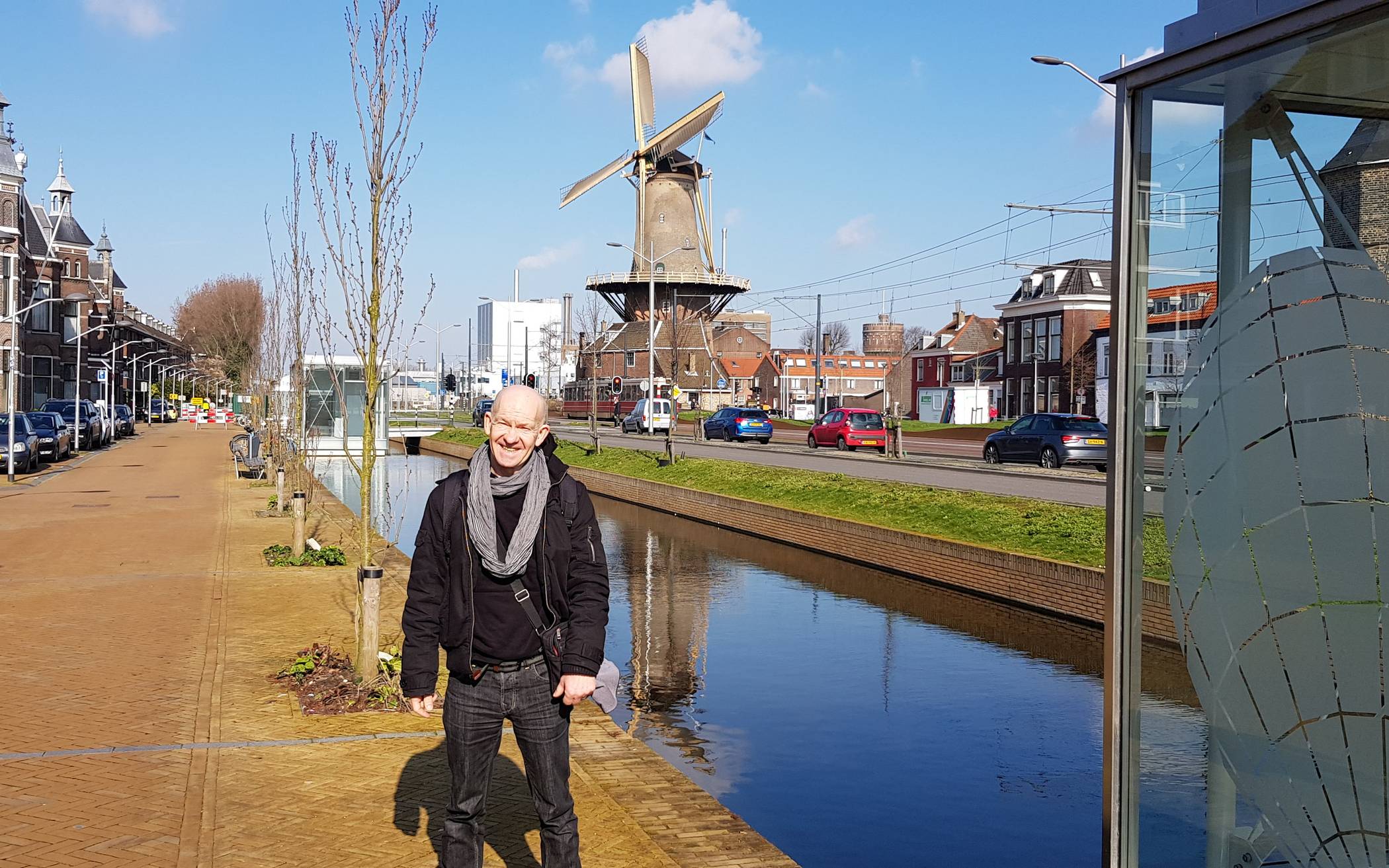  Stilecht mit Windmühle: Peter Bergener bei einem Vorabbesuch in den Niederlanden. 