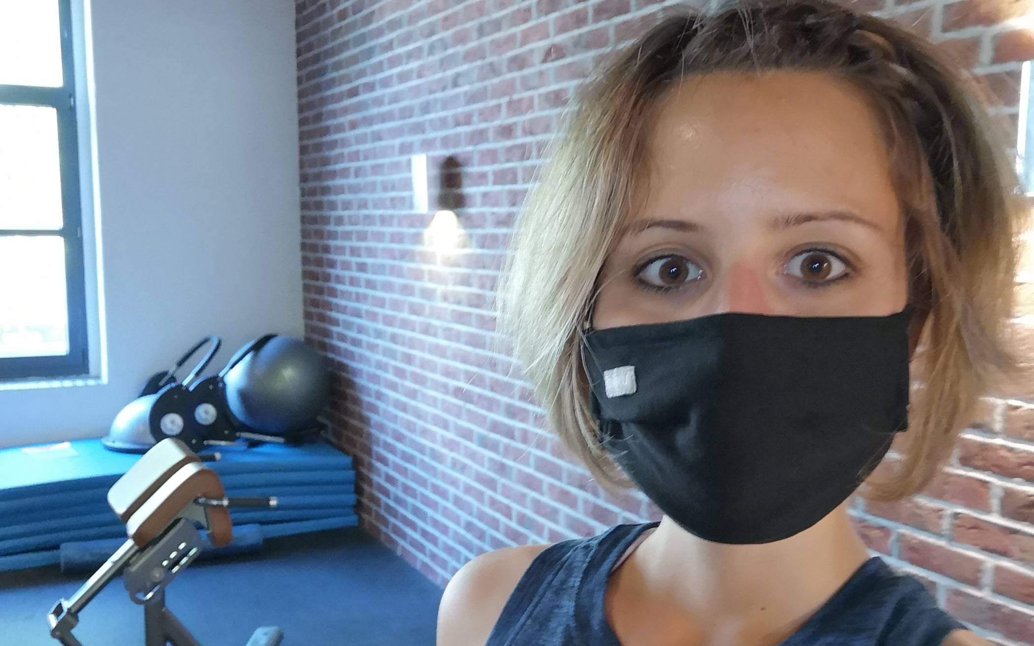 Maskenpflicht beim Training, zumindest wenn man sich durchs Fitnessstudio bewegt.  
