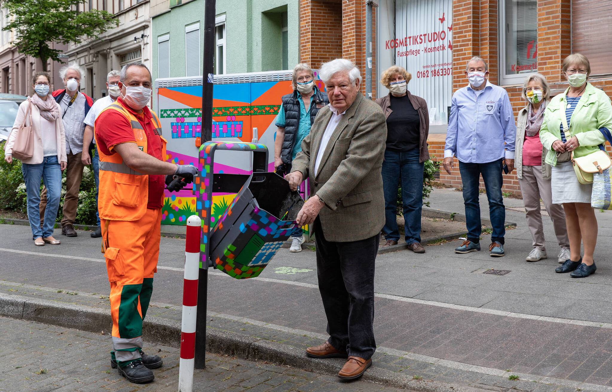  Wilfried Klein (r.), Vorsitzender des Unterbarmer Bürgervereins, freut sich über die neuen Farbtupfer an der Hünefeldstraße. 