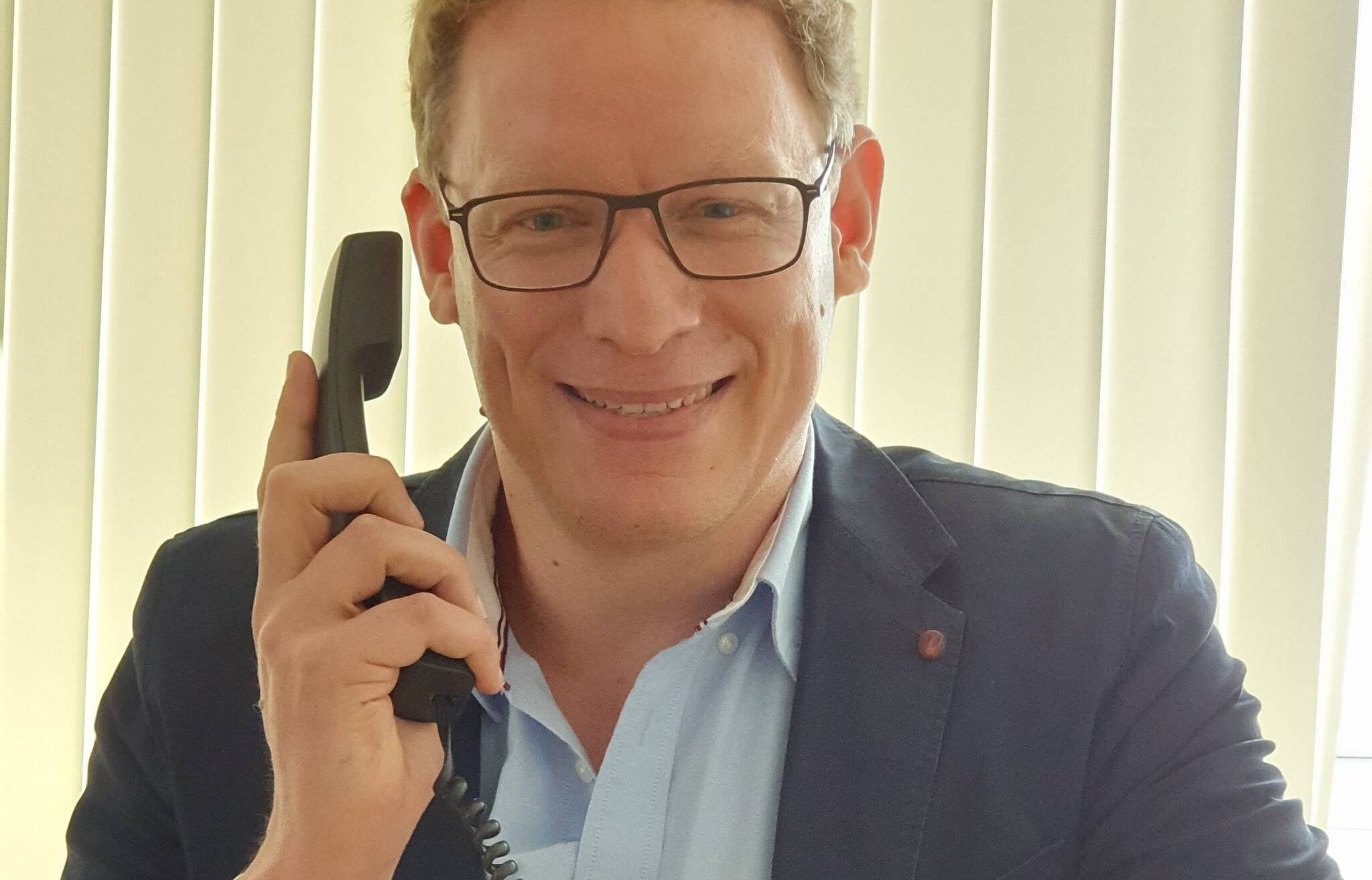  Dr. Jan Gülker, Chefarzt der Kardiologie im Petrus-Krankenhaus, am Rundschau-Lesertelefon. 