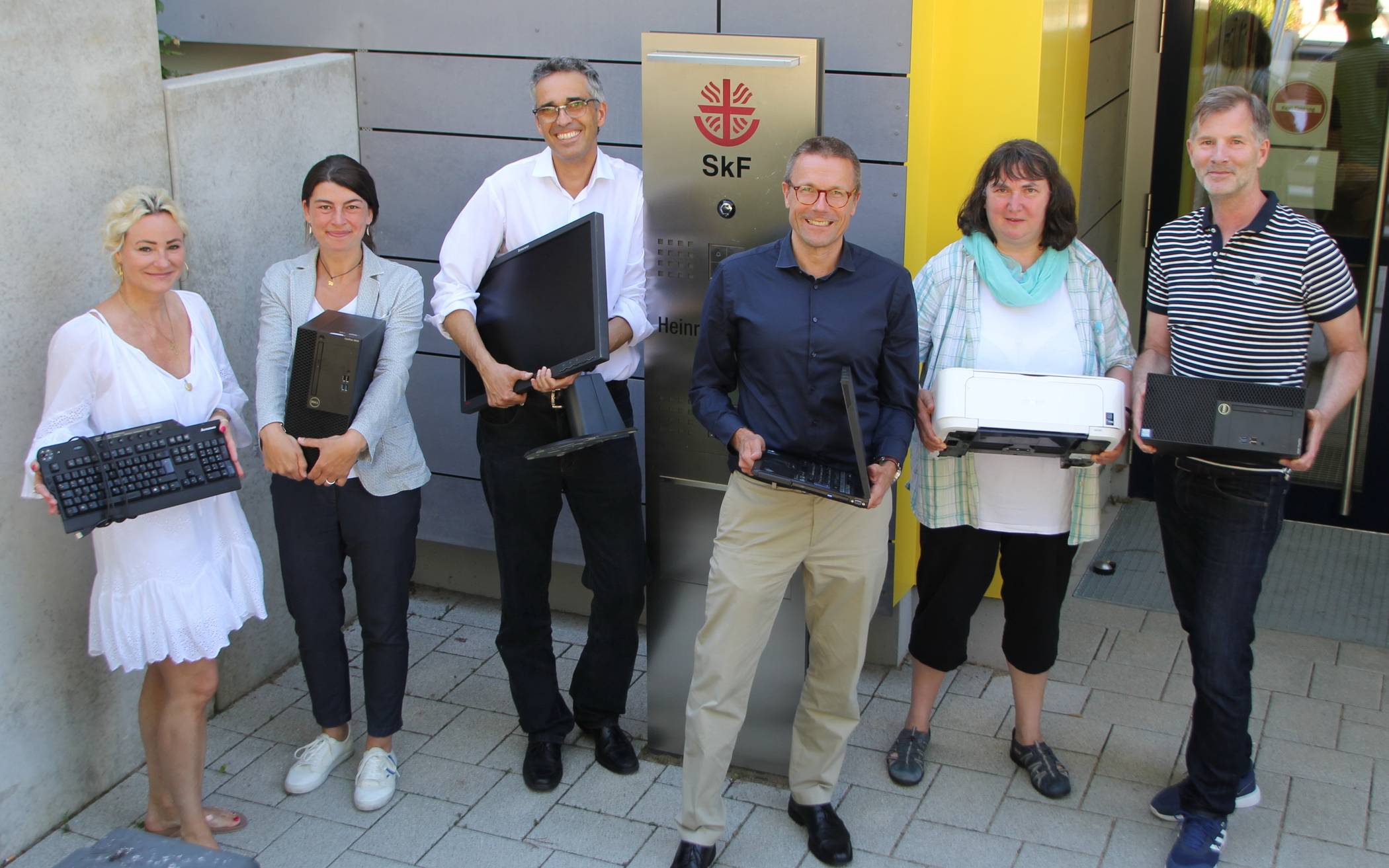 PC-Übergabe in Langerfeld (von links): Jeannette