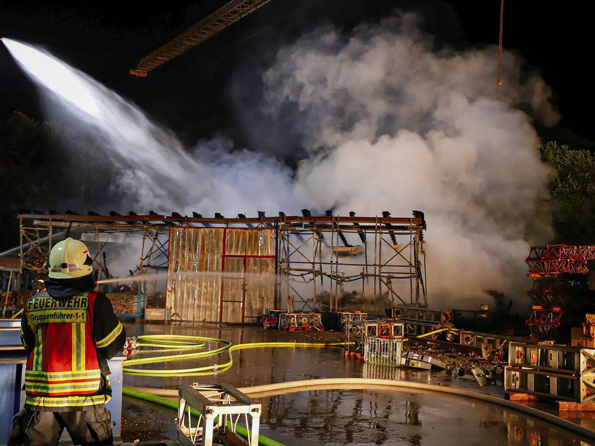 Brand in Lagerhalle
