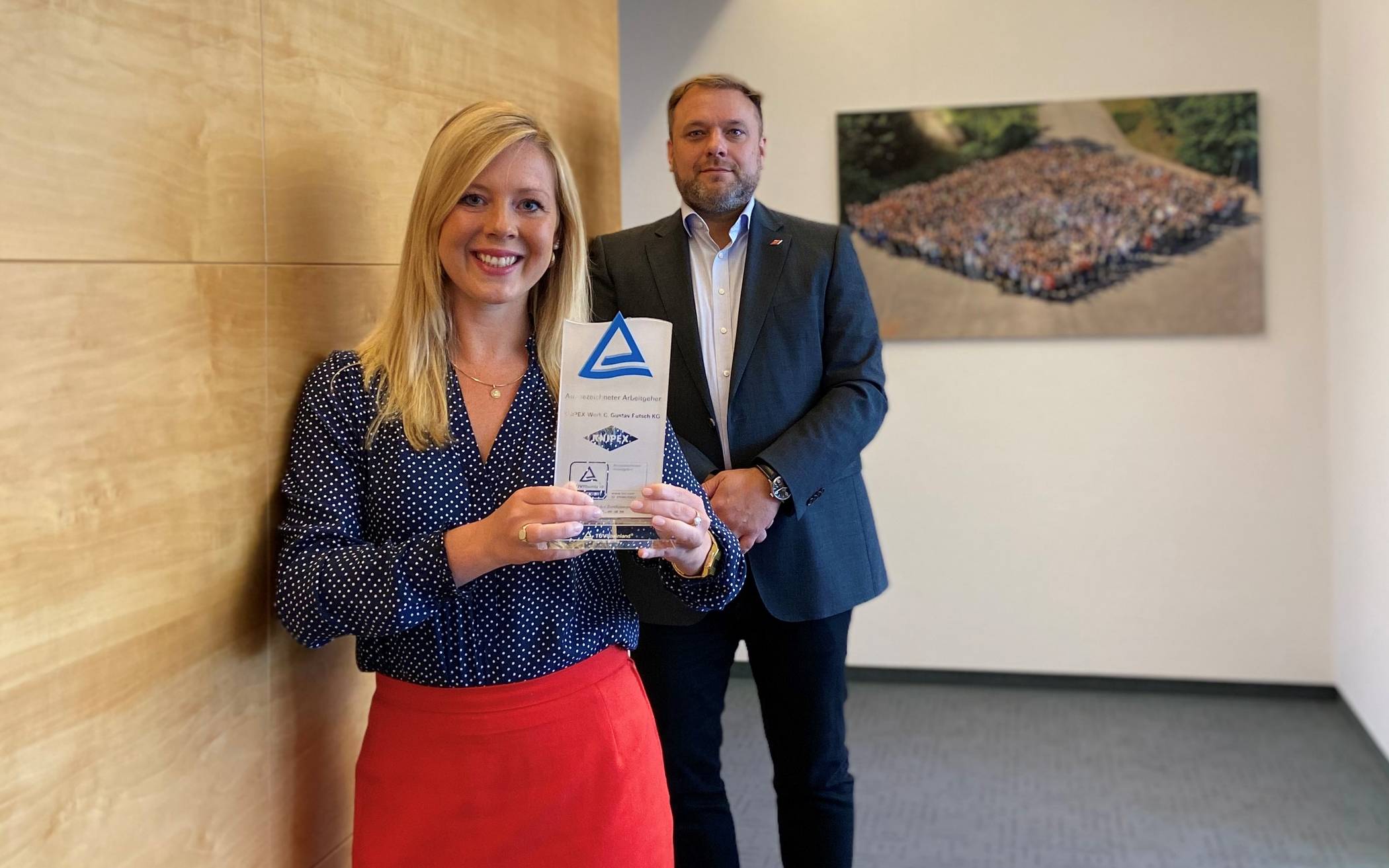  Sonja Clemens und Kai Wiedemann  halten stolz den „Pokal“ der erfolgreichen Re-Zertifizierung zum „Ausgezeichneter Arbeitgeber + Ausbildungsbetrieb“in den Händen.  