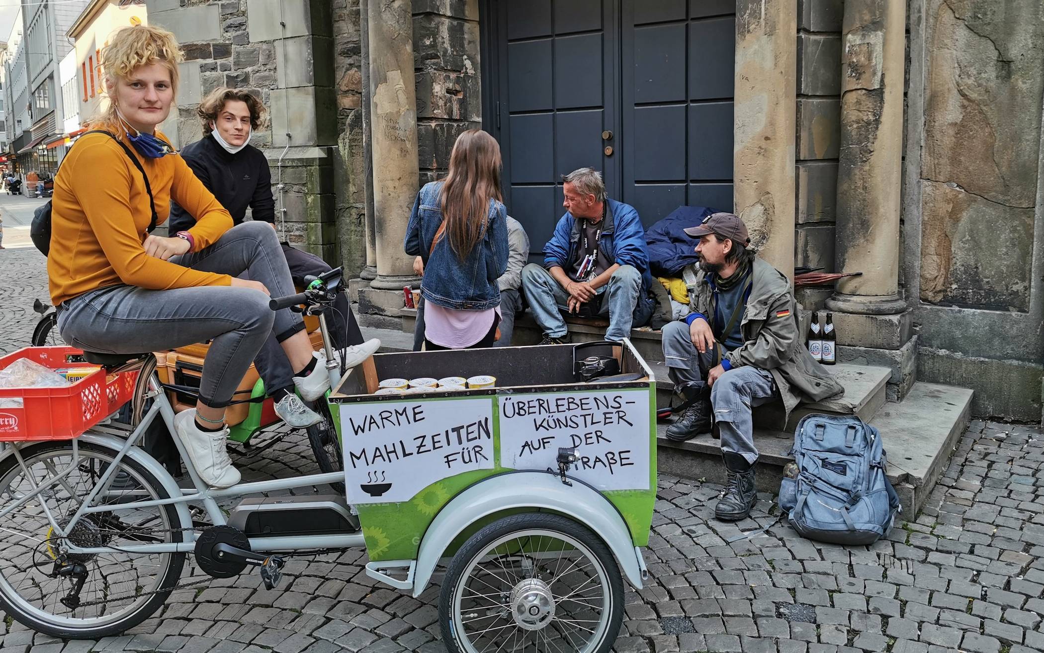  Johanna Thomé und ihr Bruder Dean Blazevic (auf den Fahrrädern) versorgen Wuppertals Obdachlose täglich mit Essen und Getränken. 