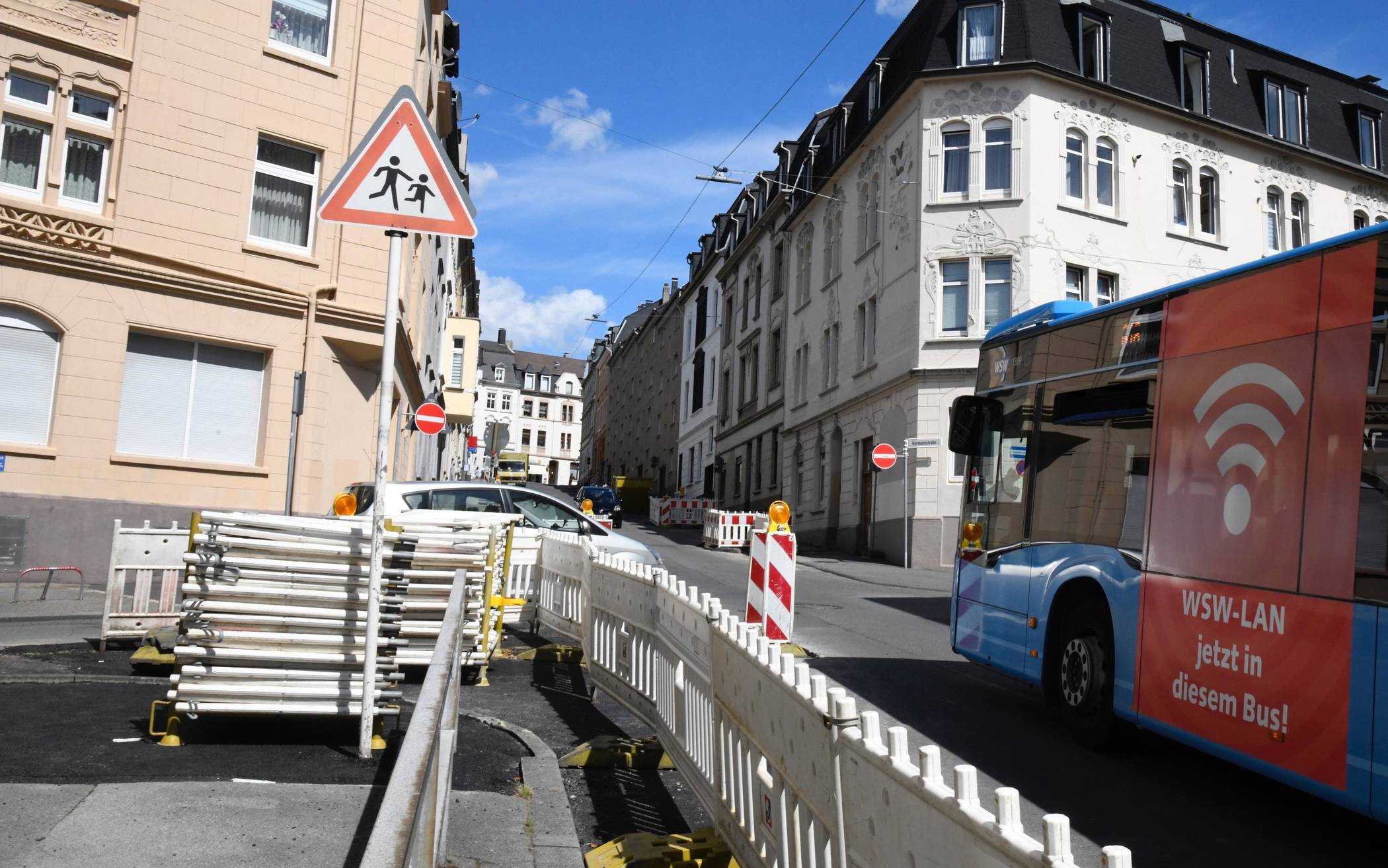  Wenig Parkplätze, kaum Platz für Busse – mit diesem Zustand müssen die Anwohner der Hermannstraße schon ziemlich lange leben. 
