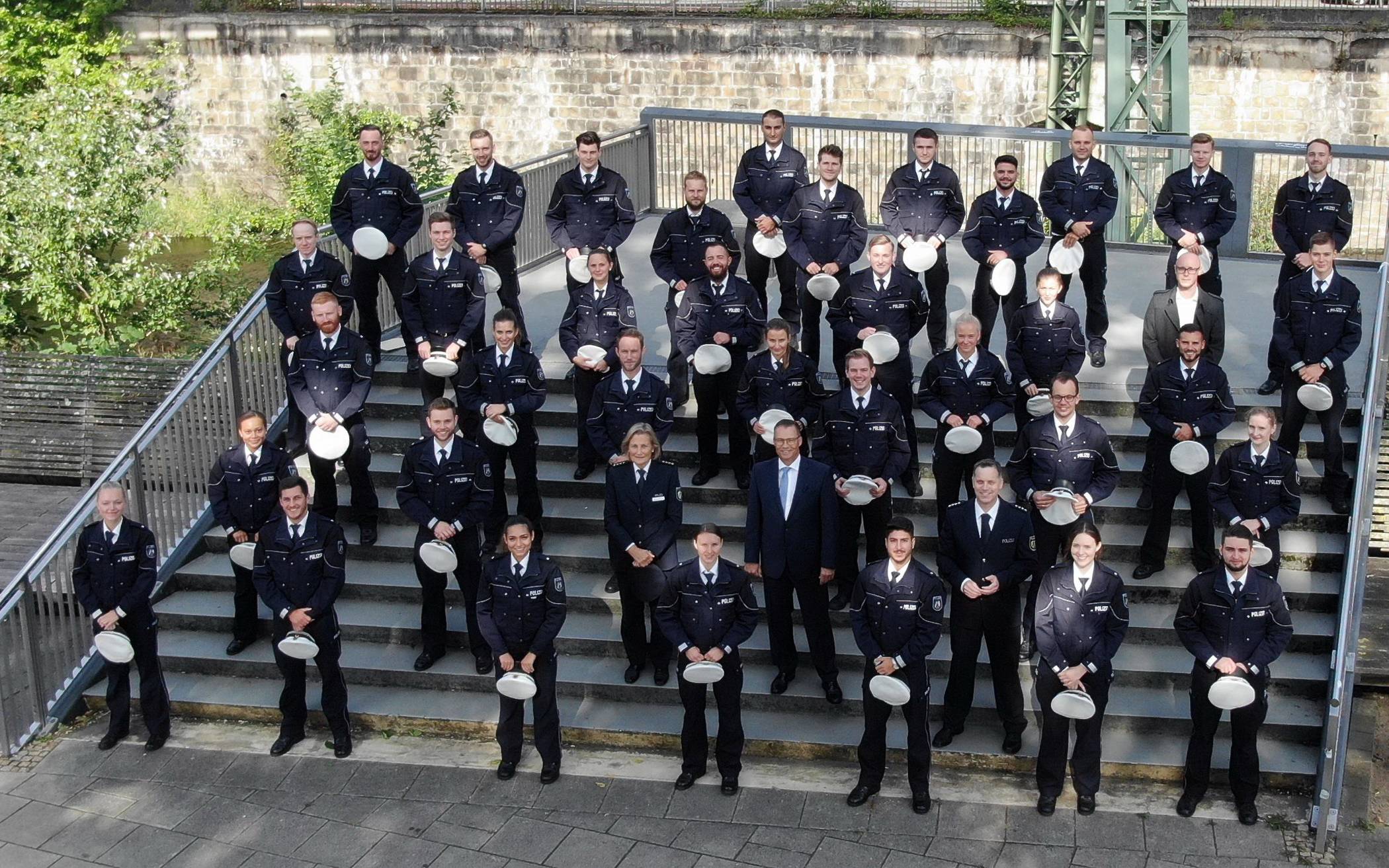  Das Gruppenfoto der neuen bergischen Polizistinnen und Polizisten. 
