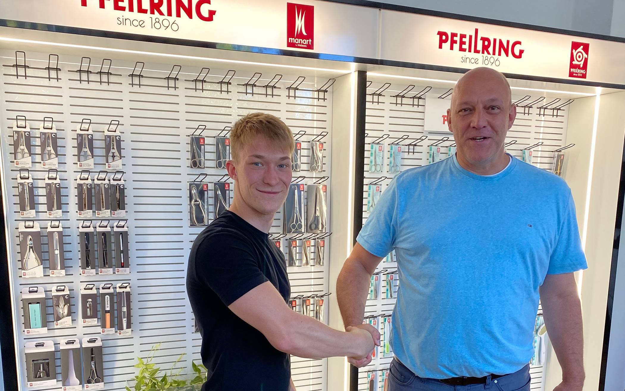  Florian Backhaus, Auszubildender bei der Pfeilring Produktions GmbH und Lutz Nippesaus aus der Geschäftsleitung. 