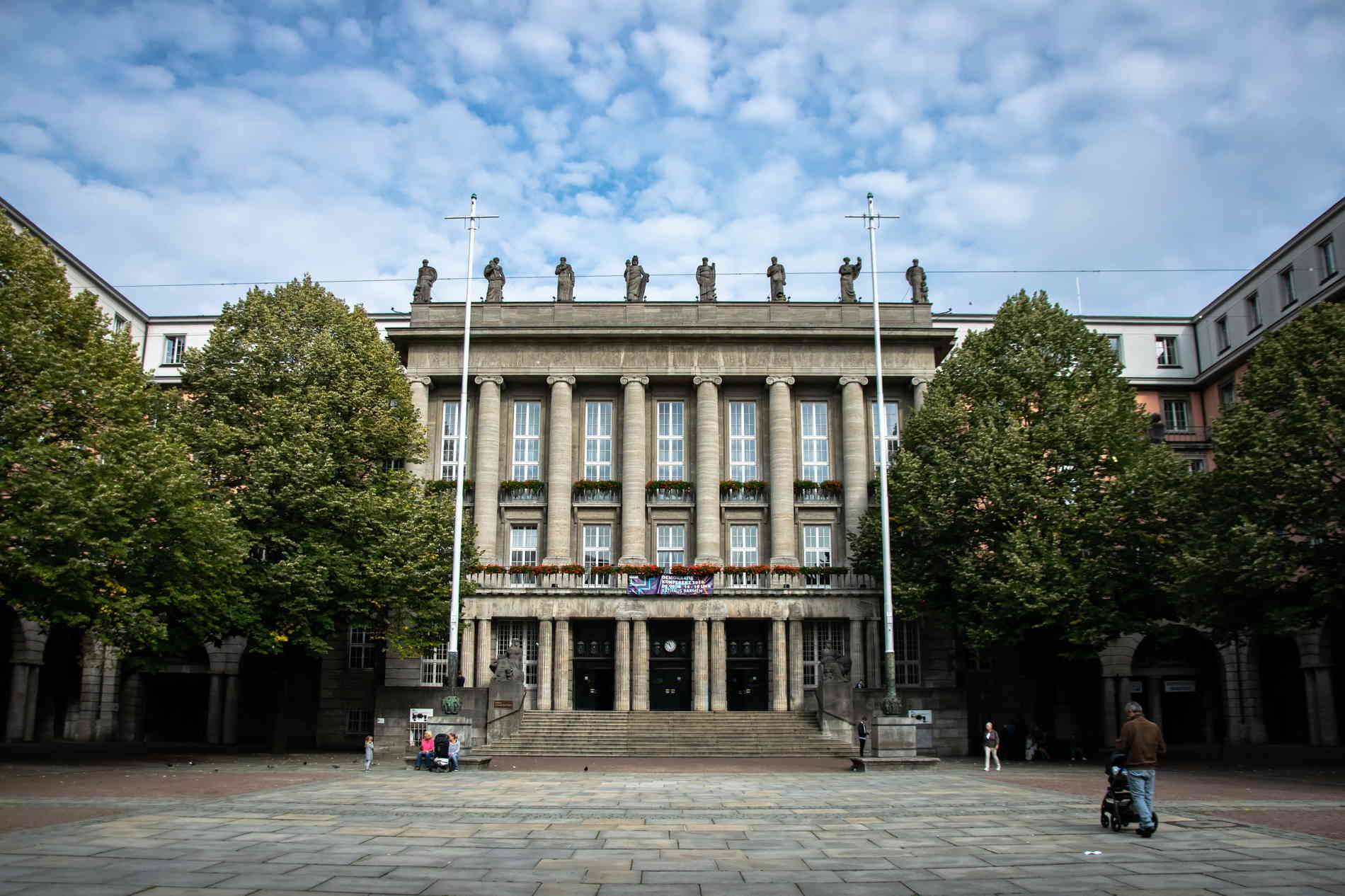 Das Wuppertaler Rathaus mit dem Johannes-Rau-Platz.