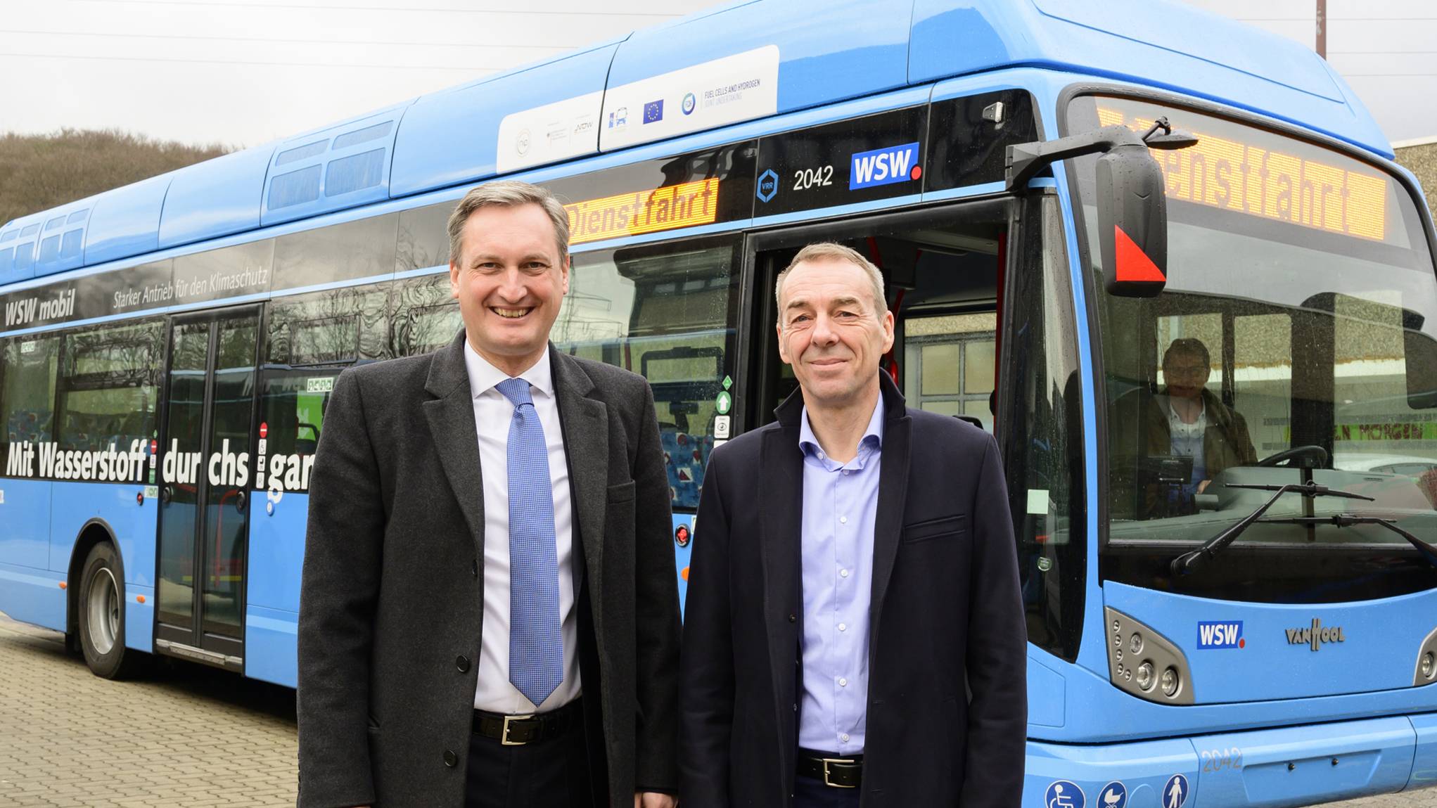  WSW-Chef Markus Hilkenbach (li.) und der Leiter der Bustechnik Andreas Meyer vor einem Brennstoffzellenbus. Foto: WSW/Stefan Tesche-Hasenbach. 