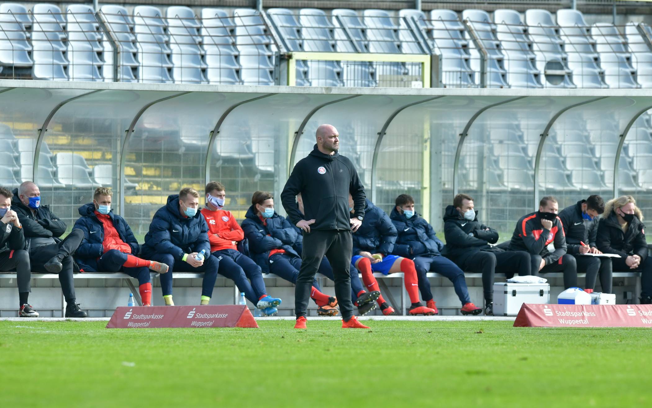  Trainer Alexander Voigt mit seinem Spielern am vergangenen Wochenende gegen Rödinghausen (0:0). 