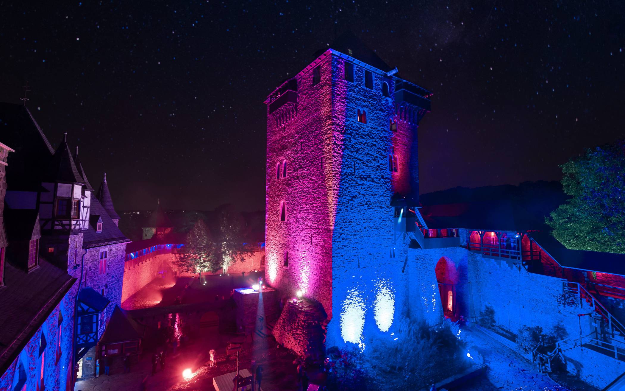 Schloss Burg leuchtet.