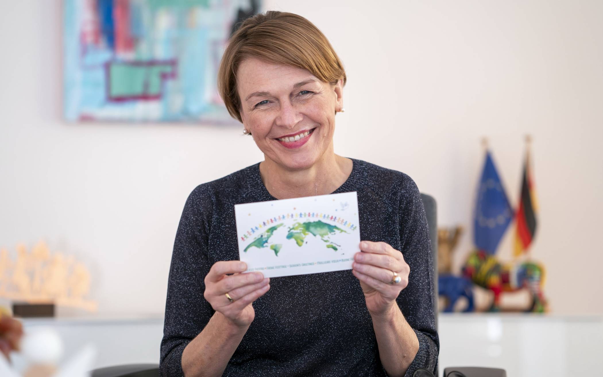  Elke Büdenbender, Ehefrau des Bundespräsidenten Frank-Walter Steinmeier, ruft zum Schreiben von UNICEF-Karten gegen Einsamkeit auf. 