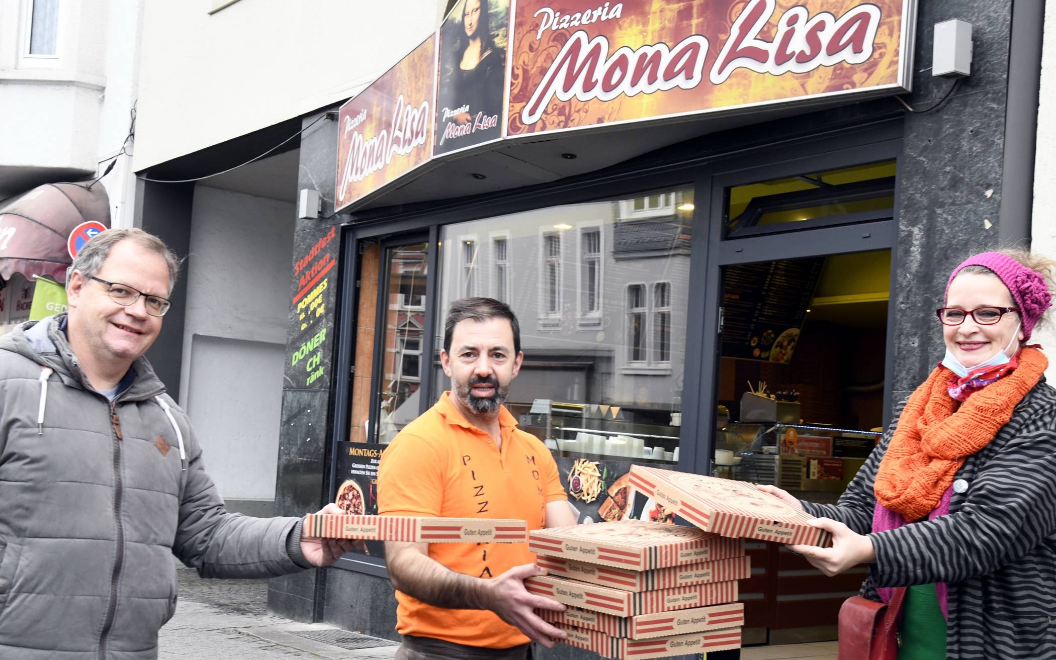  Oliver Wiener (links) und Daniela Oberhaus möchten Danke sagen: Mehmet Altun liefert seit Monaten kostenlos Pizza an Jugendliche einer sozialen Wohngruppe. 