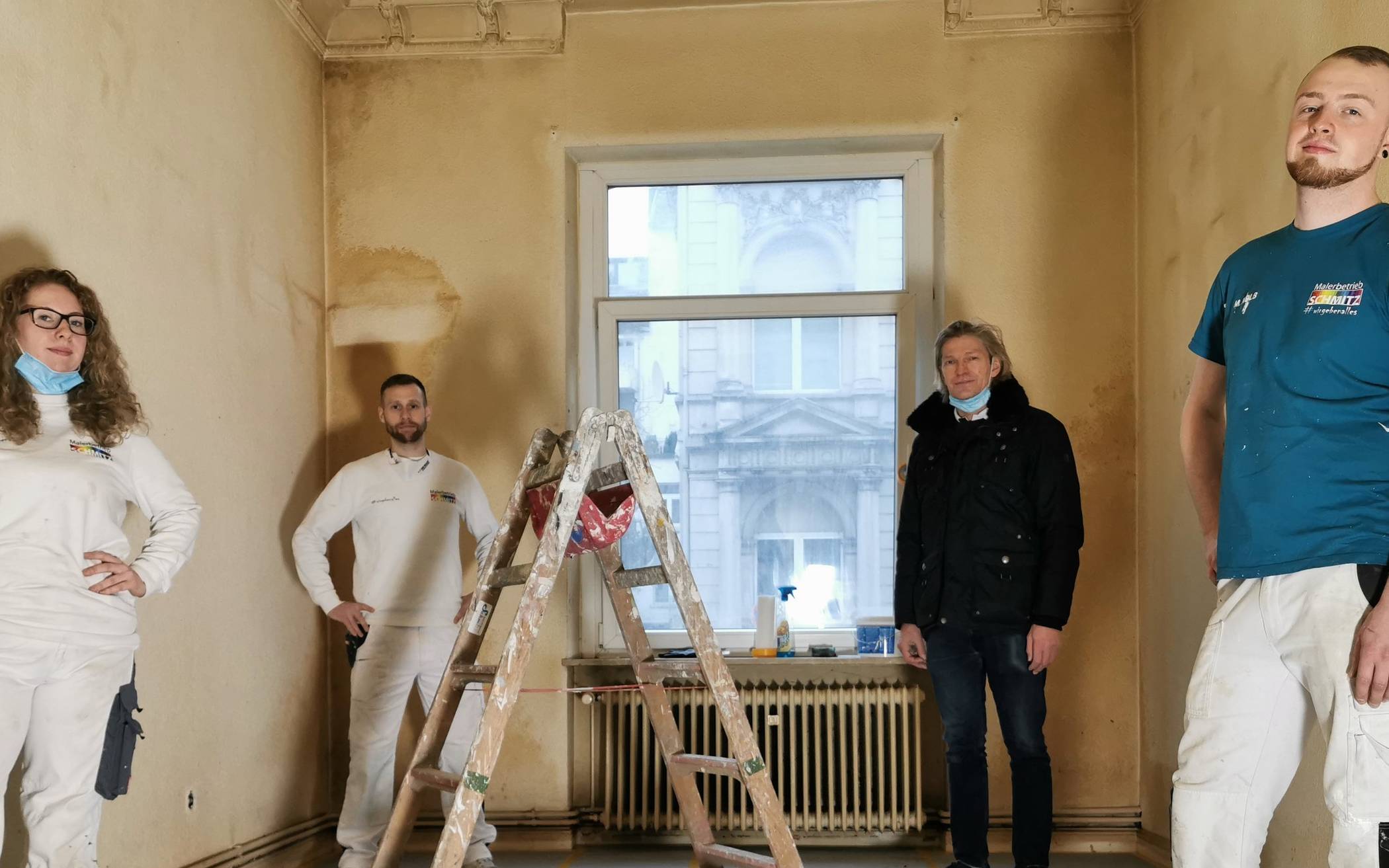  Die „Renovierungsengel“: Maximilian Schmitz (2. v.l.), Inhaber von Malerbetrieb Schmitz und Oliver Walgenbach (3.v.l.), Niederlassungsleiter bei Sonnen Herzog und zwei Mitarbeiter.   