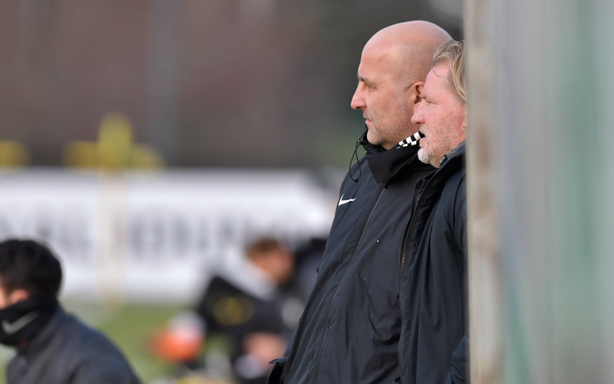  Trainer Björn Mehnert (li.) und der Sportliche Leiter Stephan Küsters beim 0:3 in Dortmund. 