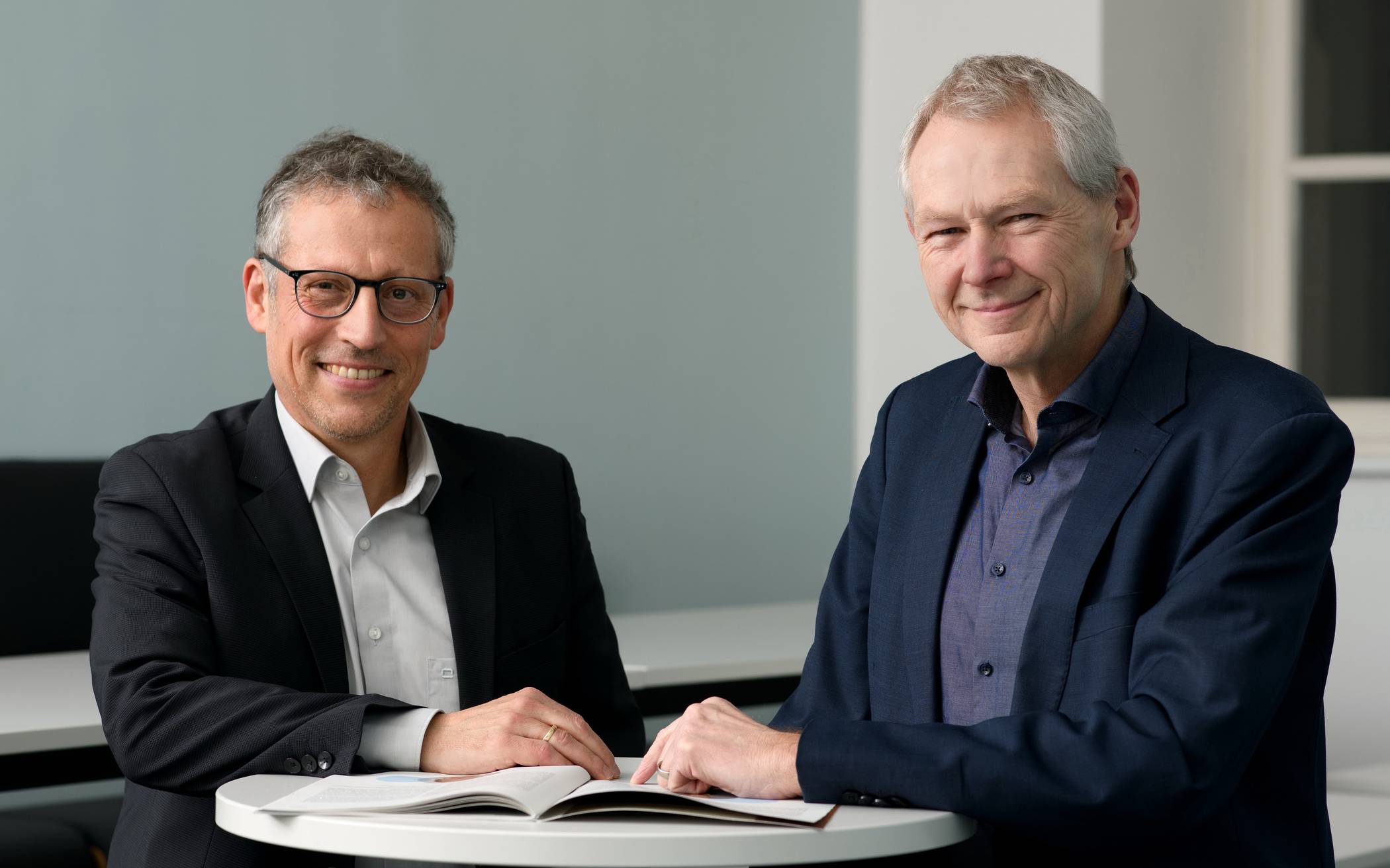  Der kaufmännische Geschäftsführer Michael Dedek (li.) und der wissenschaftliche Geschäftsführer Prof. Dr.-Ing. Manfred Fischedick bilden die neue Doppelspitze des Wuppertal Instituts. 