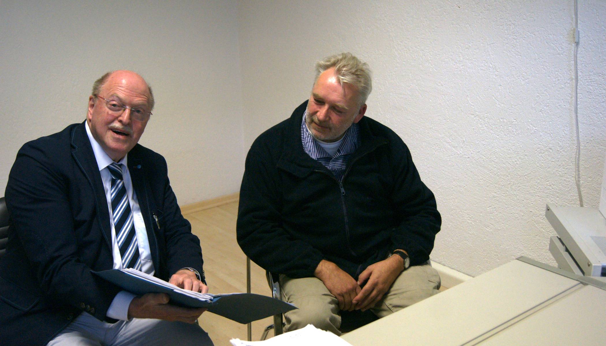  Rechtsanwalt Klaus Specht (li.) mit Prinz Thomas II. (Archivbild). 