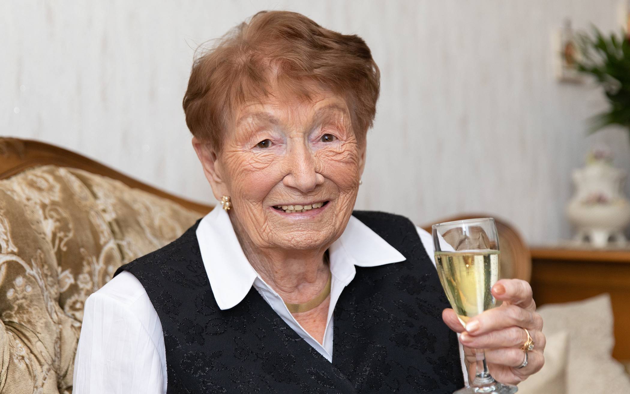  Symphatischer Blick in die Kamera, ein breites Lachen und kein bisschen altersmüde: Anne Bruchmann ist am Mittwoch 100 Jahre alt geworden. 