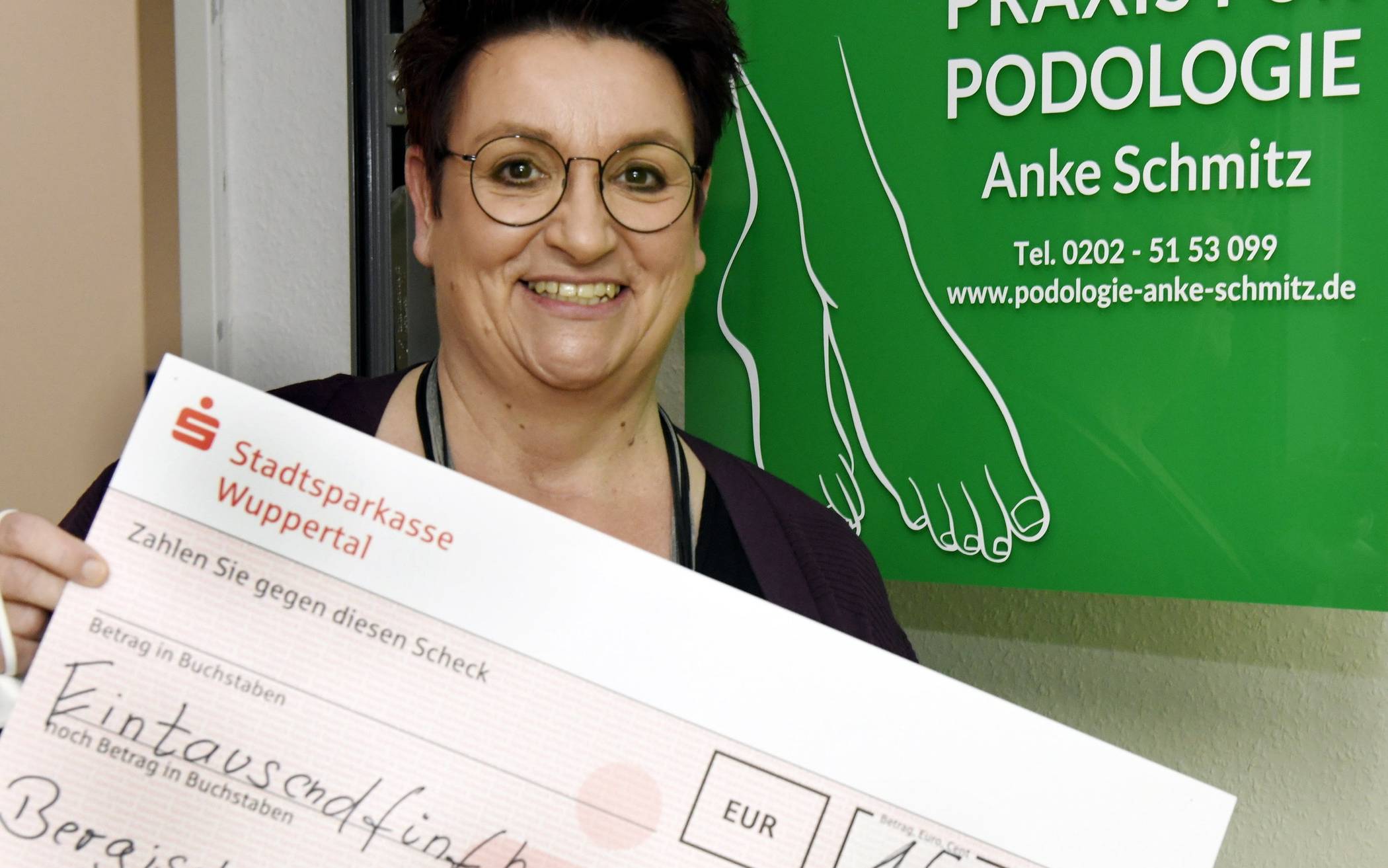   Anke Schmitz mit dem Scheck über 1.500 Euro. 