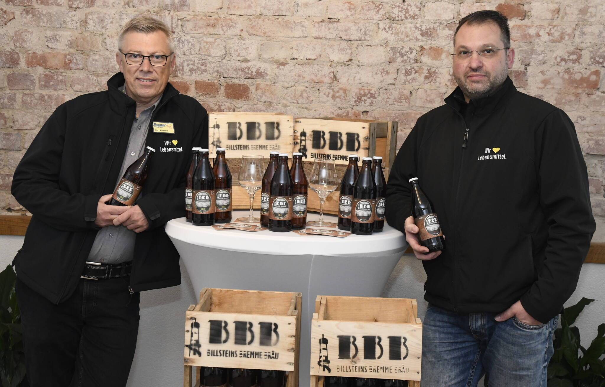  Markus Billstein (li.) und Getränkemarkt-Leiter Oliver Kuhn präsentieren das Bier, das bei Barmern viele Erinnerungen weckt. 