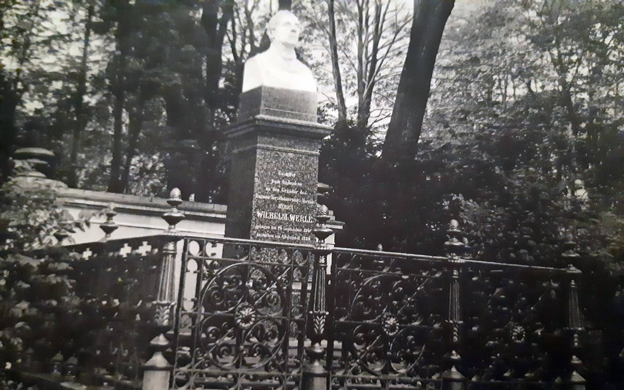  Dieses Denkmal stellte der Barmer Verschönerungsverein zur Erinnerung an seinen Gründungsvorsitzenden Wilhelm Werlé in den unteren Anlagen auf. Der Zaun ging im Zweiten Weltkrieg verloren, Werlés Nase wurde zum wiederholten Male abgeschlagen. 