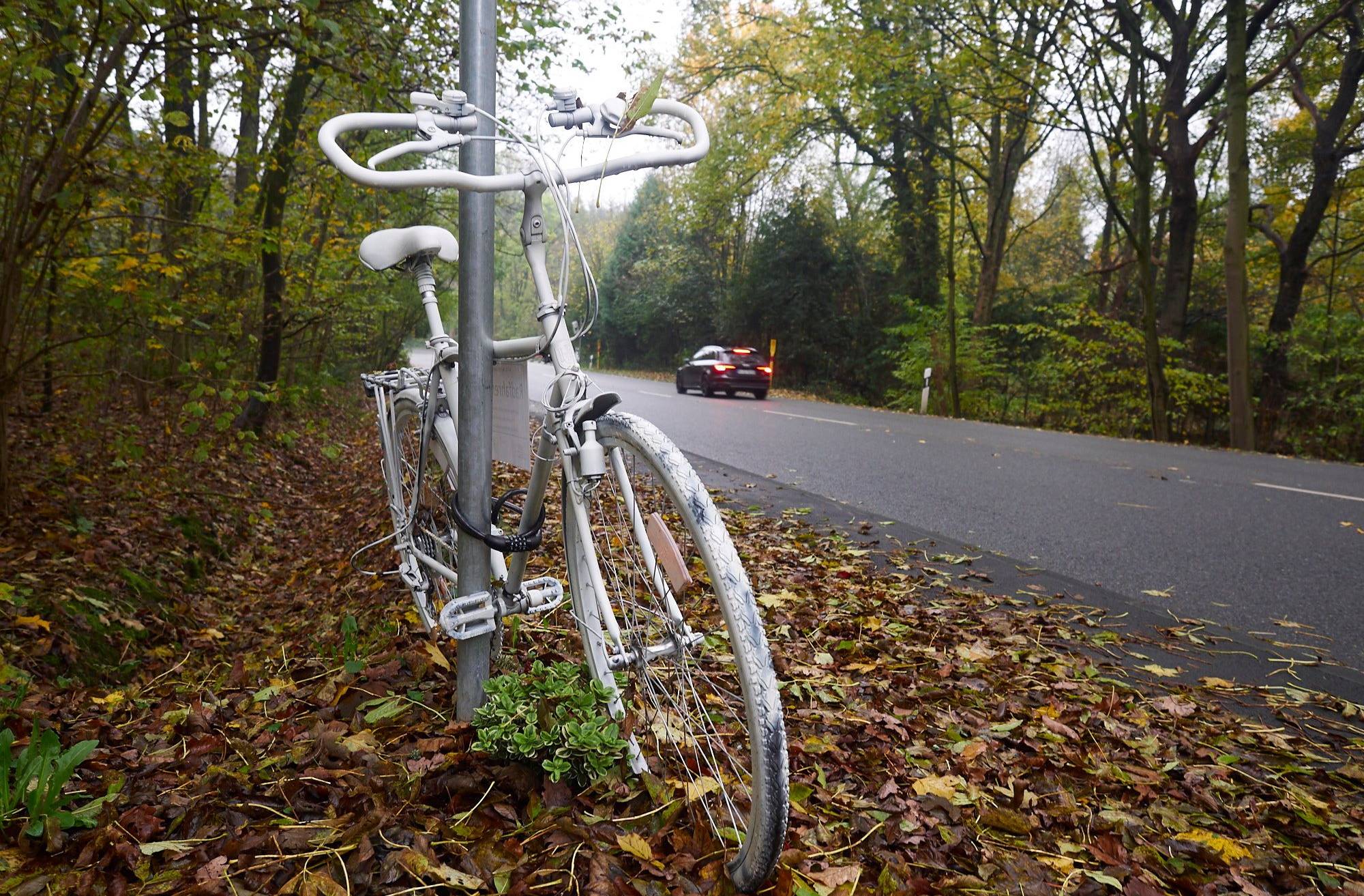  Ein weißes Rad steht als Mahnmal an der Stelle, wo ein Radfahrer ums Leben kam. 