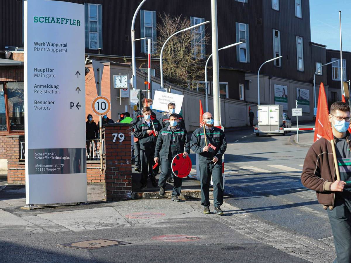 Schaeffler-Kundgebung vor dem Werkstor

