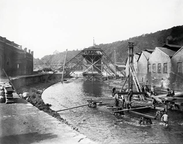Wuppertaler Schwebebahn tren monorraíl​ suspendido del techo monorail train suspended from the ceiling