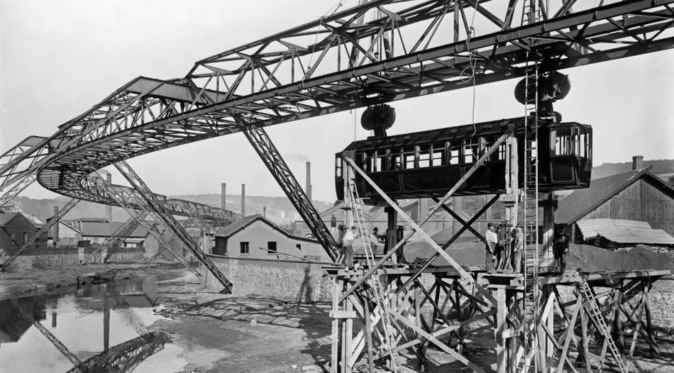Wuppertaler Schwebebahn tren monorraíl​ suspendido del techo monorail train suspended from the ceiling