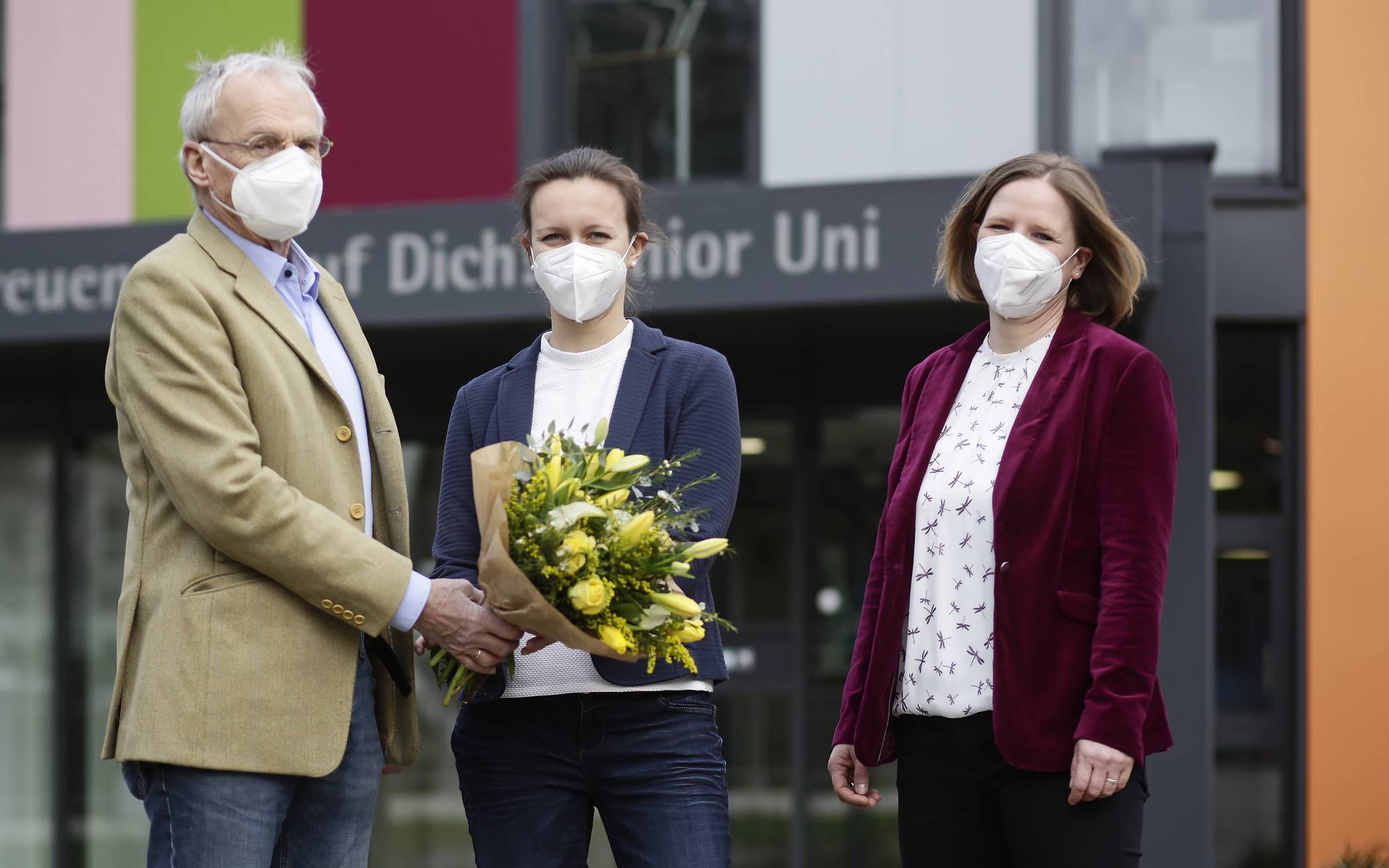  Blumen für Dr. Annika Spathmann (Mitte), die frisch ernannte Geschäftsführerin der Junior Uni, von Prof. Dr. h.c. Ernst-Andreas Ziegler und Dr. Ariane Staab. 